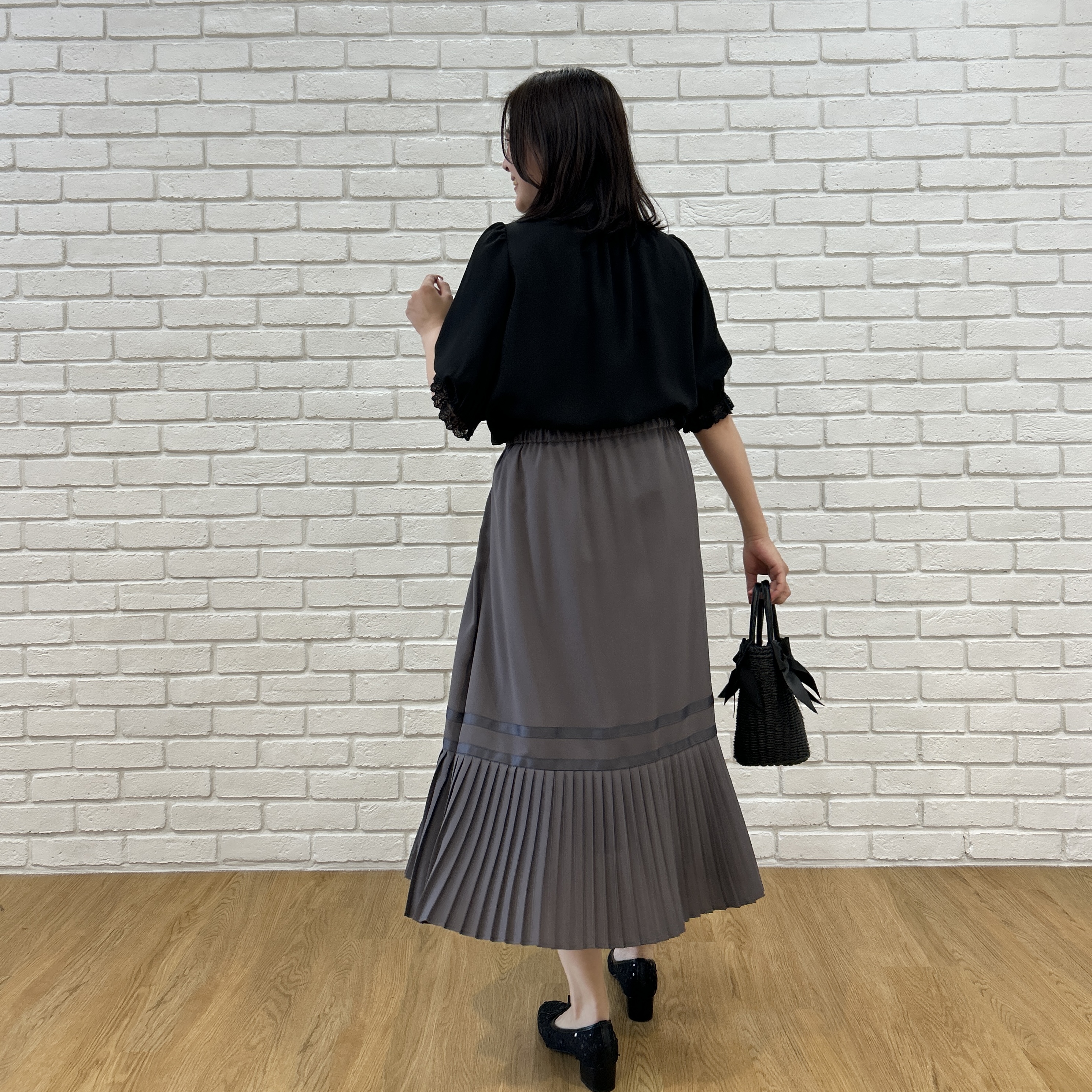 shinoさんの「Couture brooch｜大人上品なエンブロレース 5分袖ブラウス【前後2WAY・洗濯機可】」を使ったコーディネート
