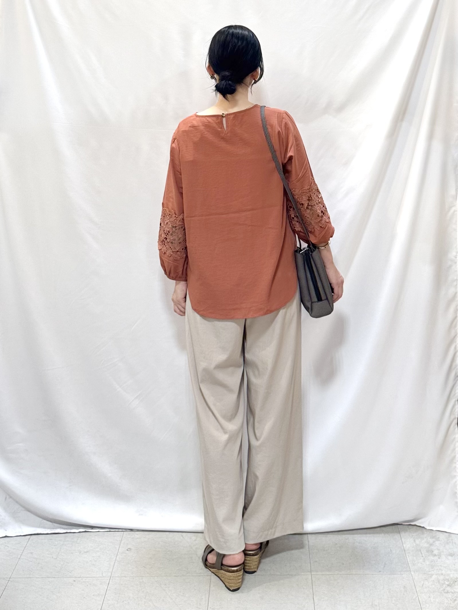 𝐇𝐢𝐫𝐨𝐦𝐢さんの「SHOO･LA･RUE｜【洗濯後しわになりにくい】モチーフレース切り替え袖デザインブラウス」を使ったコーディネート