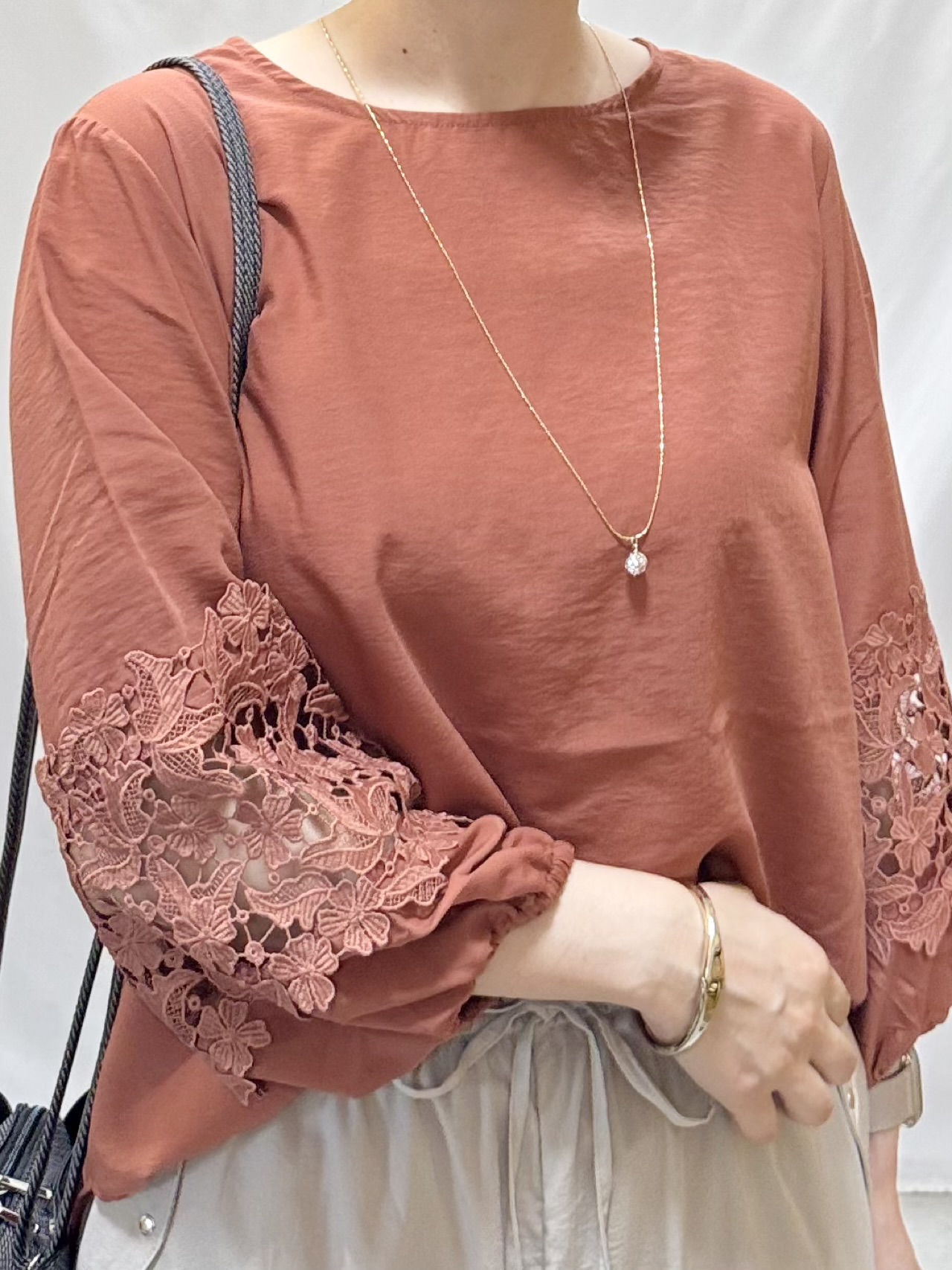 𝐇𝐢𝐫𝐨𝐦𝐢さんの「SHOO･LA･RUE｜【洗濯後しわになりにくい】モチーフレース切り替え袖デザインブラウス」を使ったコーディネート