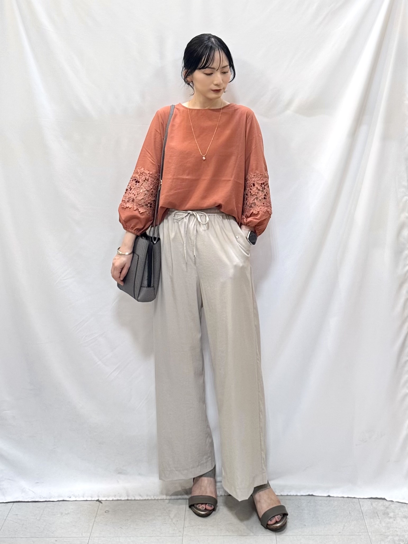 𝐇𝐢𝐫𝐨𝐦𝐢さんの「SHOO･LA･RUE｜【洗濯後しわになりにくい】モチーフレース切り替え袖デザインブラウス」を使ったコーディネート
