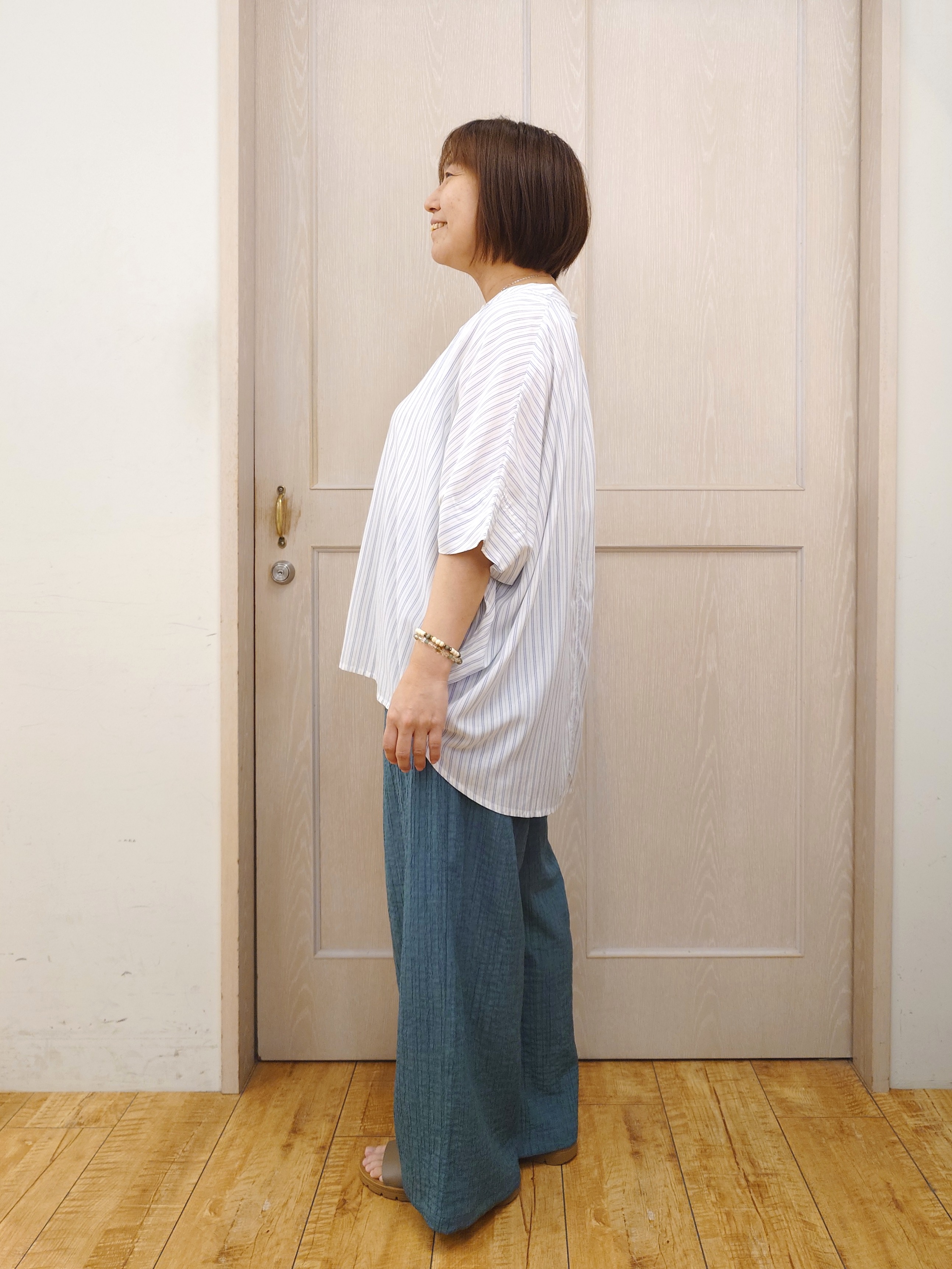 とろろさんの「SHOO･LA･RUE｜【ひんやり/洗濯機可/体型カバー】二の腕隠れる ゆるっとドルマンバンドカラーシャツ」を使ったコーディネート