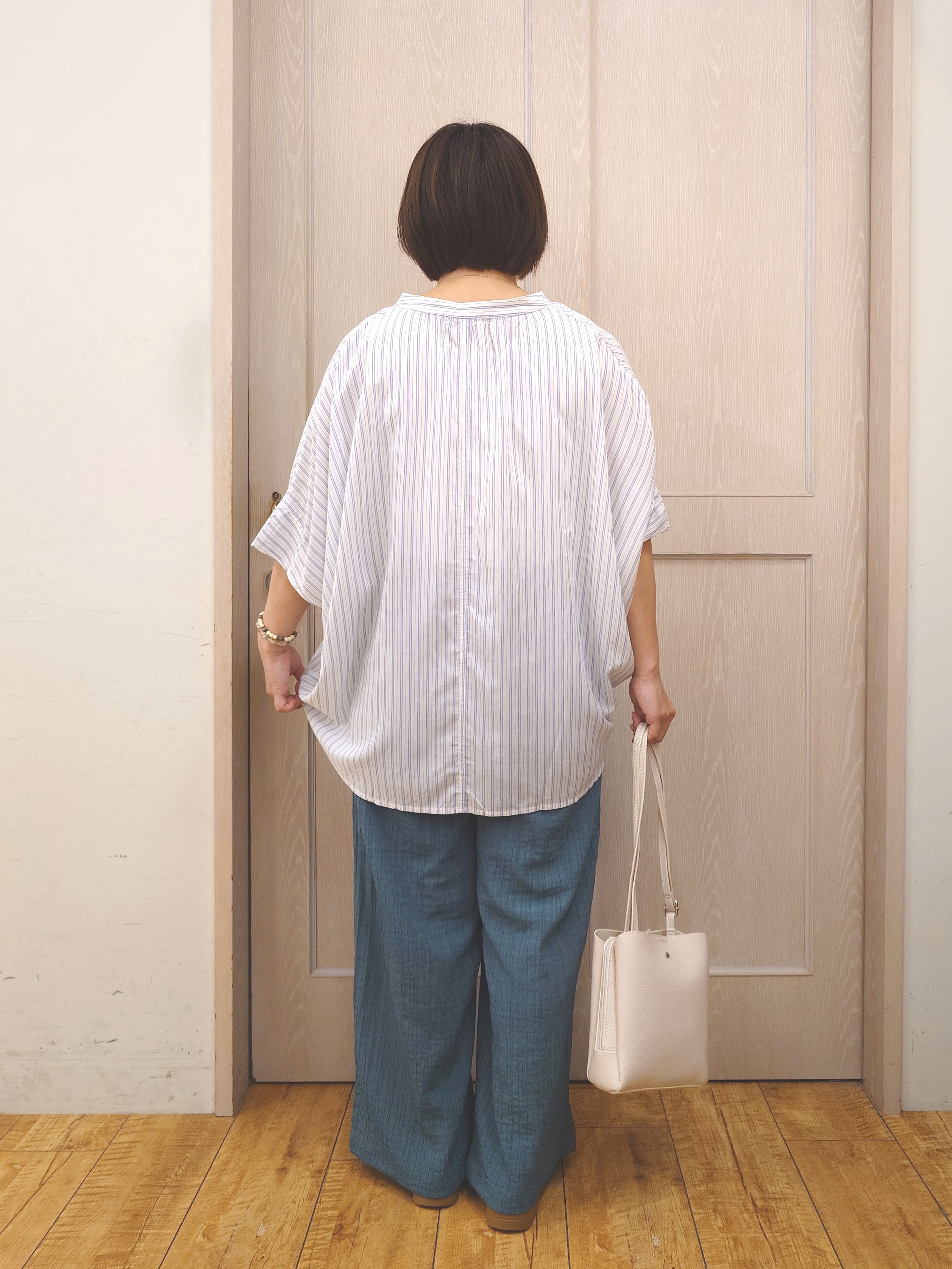 とろろさんの「SHOO･LA･RUE｜【ひんやり/洗濯機可/体型カバー】二の腕隠れる ゆるっとドルマンバンドカラーシャツ」を使ったコーディネート
