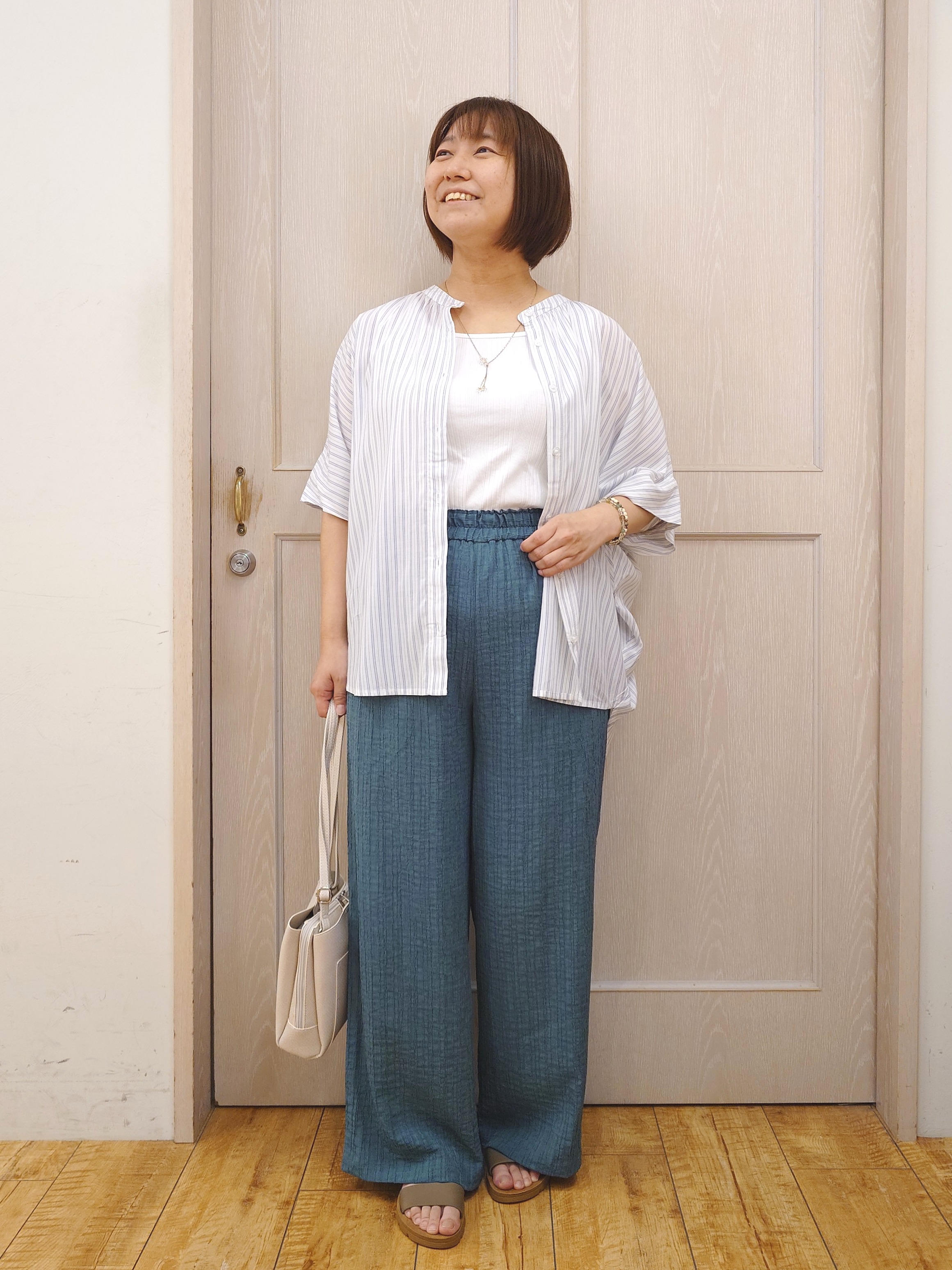 とろろさんの「SHOO･LA･RUE｜【ひんやり/洗濯機可/体型カバー】二の腕隠れる ゆるっとドルマンバンドカラーシャツ」を使ったコーディネート