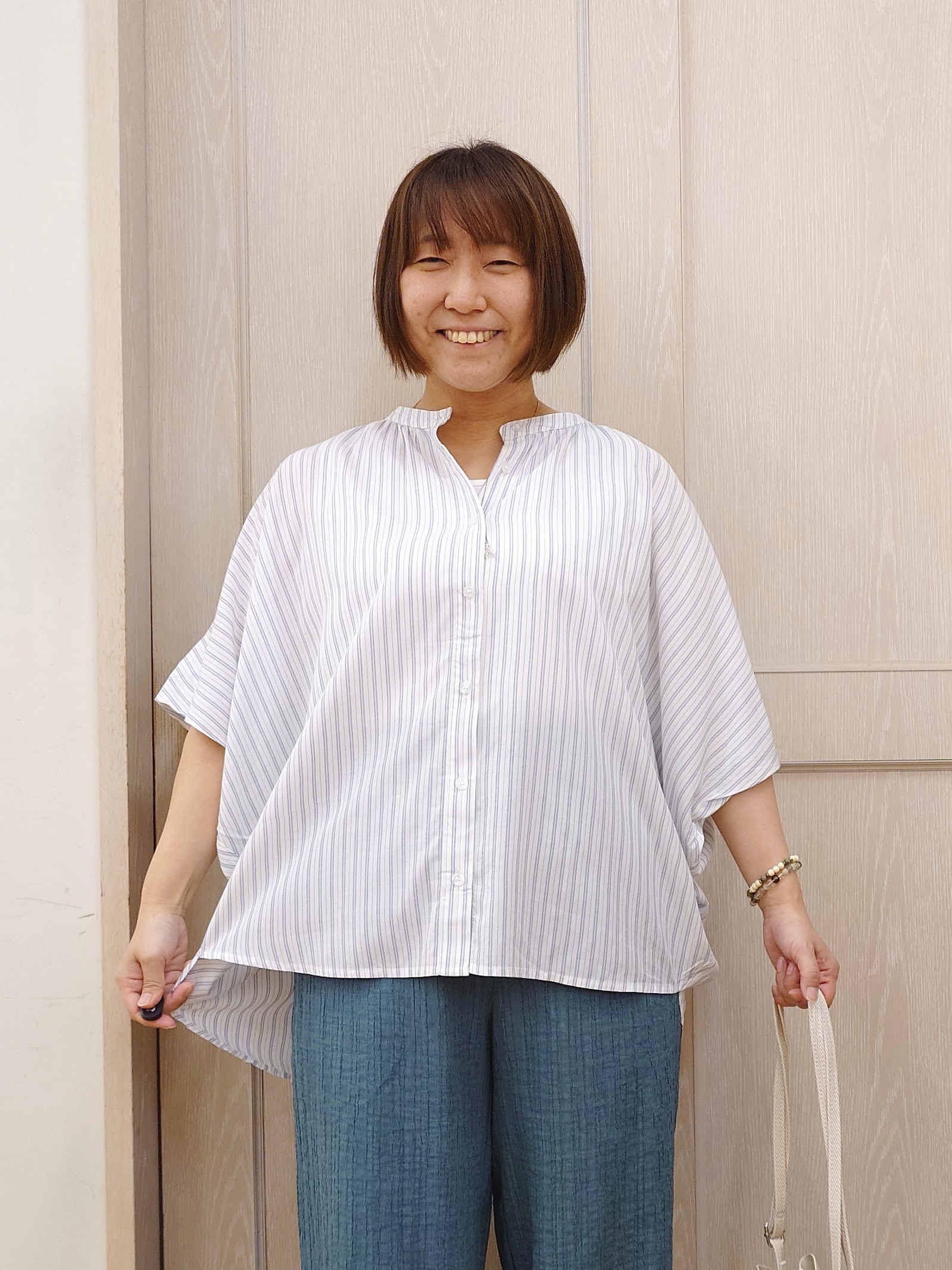 とろろさんの「SHOO･LA･RUE｜【ひんやり/洗濯機可/体型カバー】二の腕隠れる ゆるっとドルマンバンドカラーシャツ」を使ったコーディネート