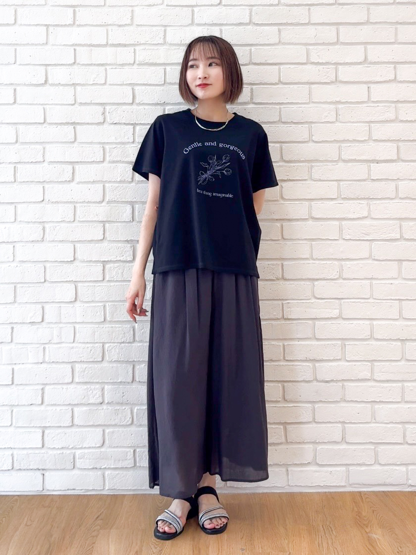 𝐜𝐡𝐢𝐤𝐚さんの「SHOO･LA･RUE｜【綿100%/ひんやり/S-LL/洗濯機可】選べる5柄 大人のベーシックカラープリントTシャツ」を使ったコーディネート