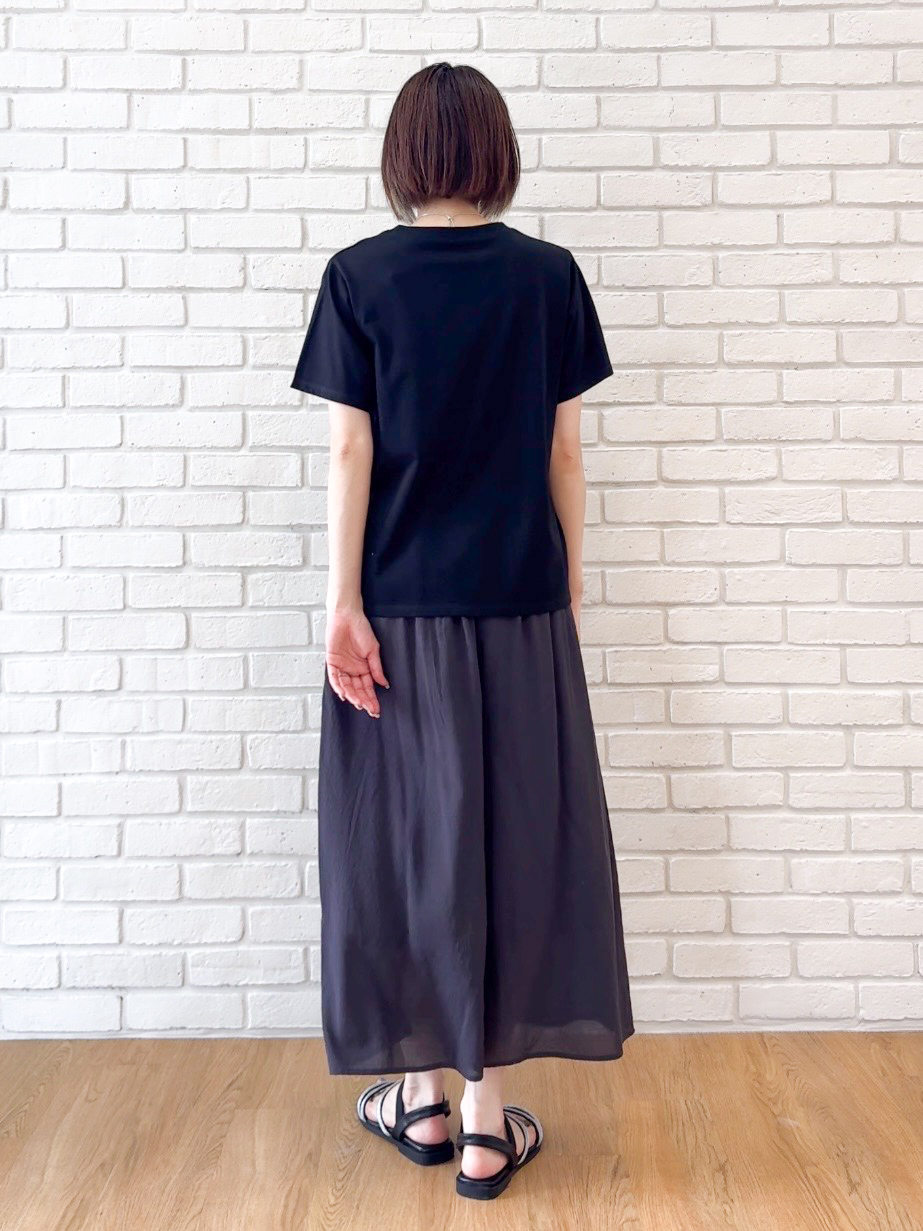 𝐜𝐡𝐢𝐤𝐚さんの「SHOO･LA･RUE｜【綿100%/ひんやり/S-LL/洗濯機可】選べる5柄 大人のベーシックカラープリントTシャツ」を使ったコーディネート
