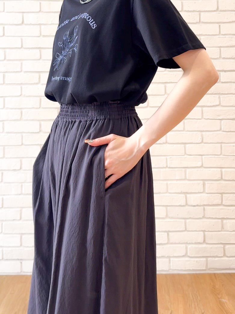 𝐜𝐡𝐢𝐤𝐚さんの「SHOO･LA･RUE｜【綿100%/ひんやり/S-LL/洗濯機可】選べる5柄 大人のベーシックカラープリントTシャツ」を使ったコーディネート
