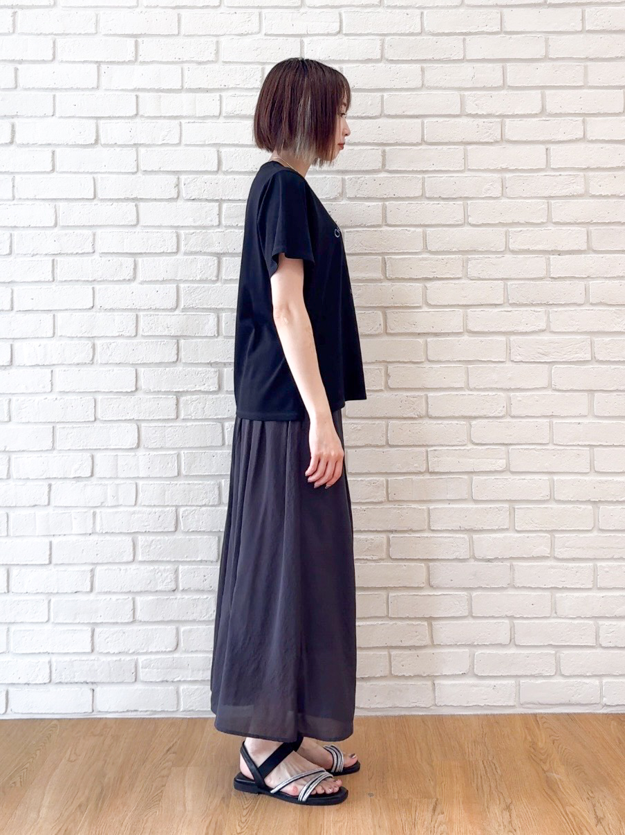 𝐜𝐡𝐢𝐤𝐚さんの「SHOO･LA･RUE｜【綿100%/ひんやり/S-LL/洗濯機可】選べる5柄 大人のベーシックカラープリントTシャツ」を使ったコーディネート
