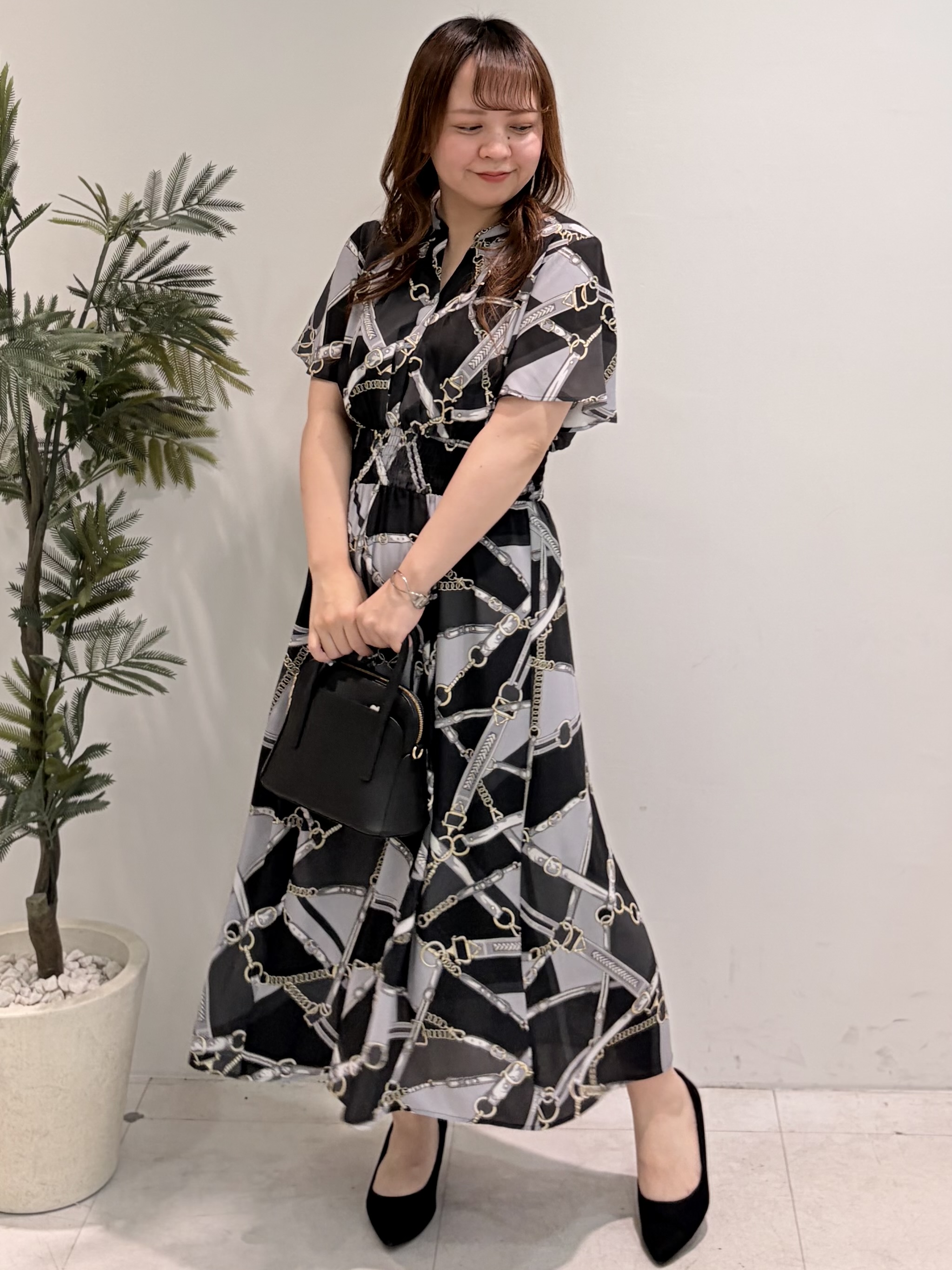 Hitomiさんの「COUP DE CHANCE｜【手洗い可】スカーフ柄ワンピース」を使ったコーディネート