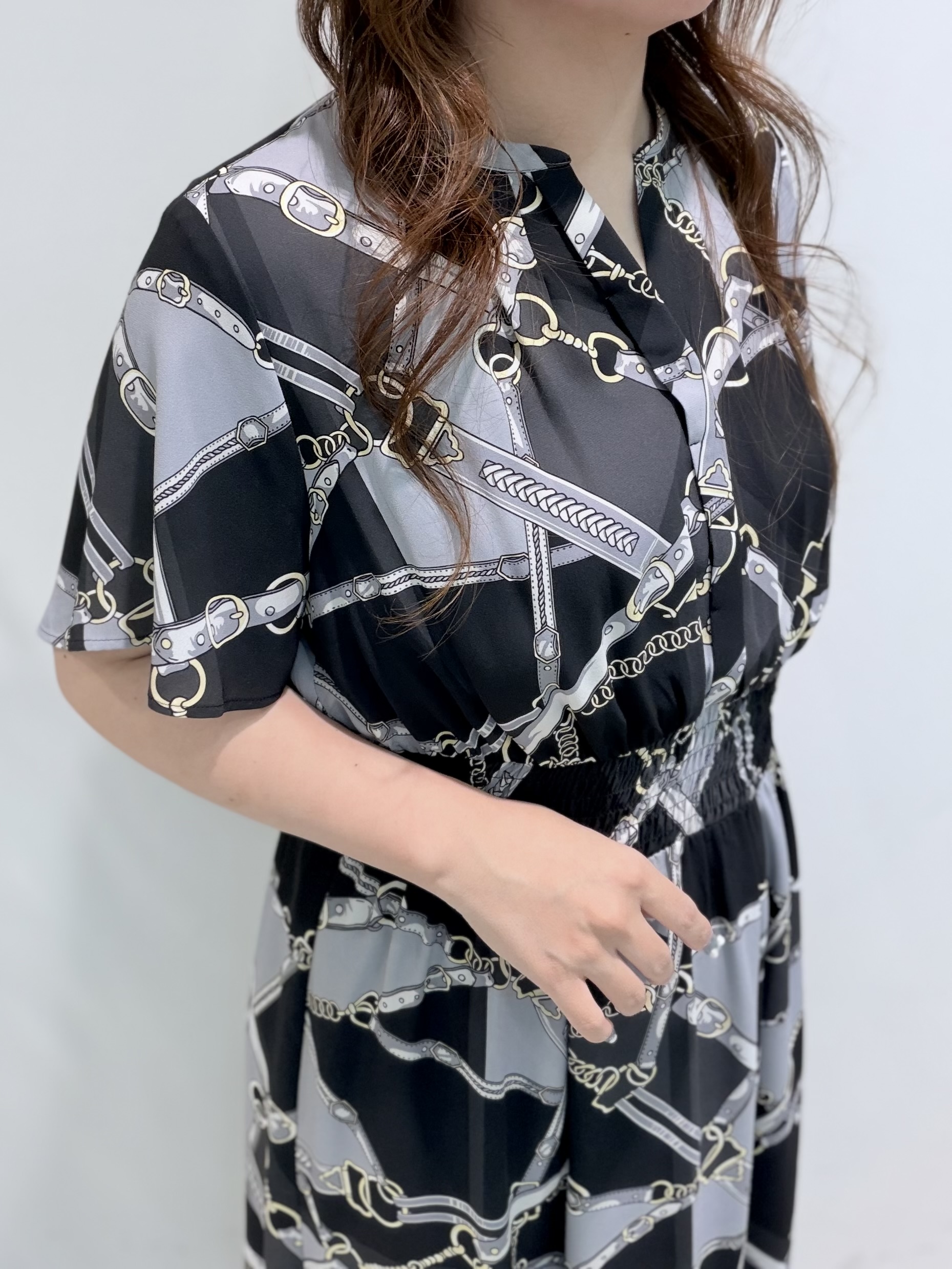 Hitomiさんの「COUP DE CHANCE｜【手洗い可】スカーフ柄ワンピース」を使ったコーディネート