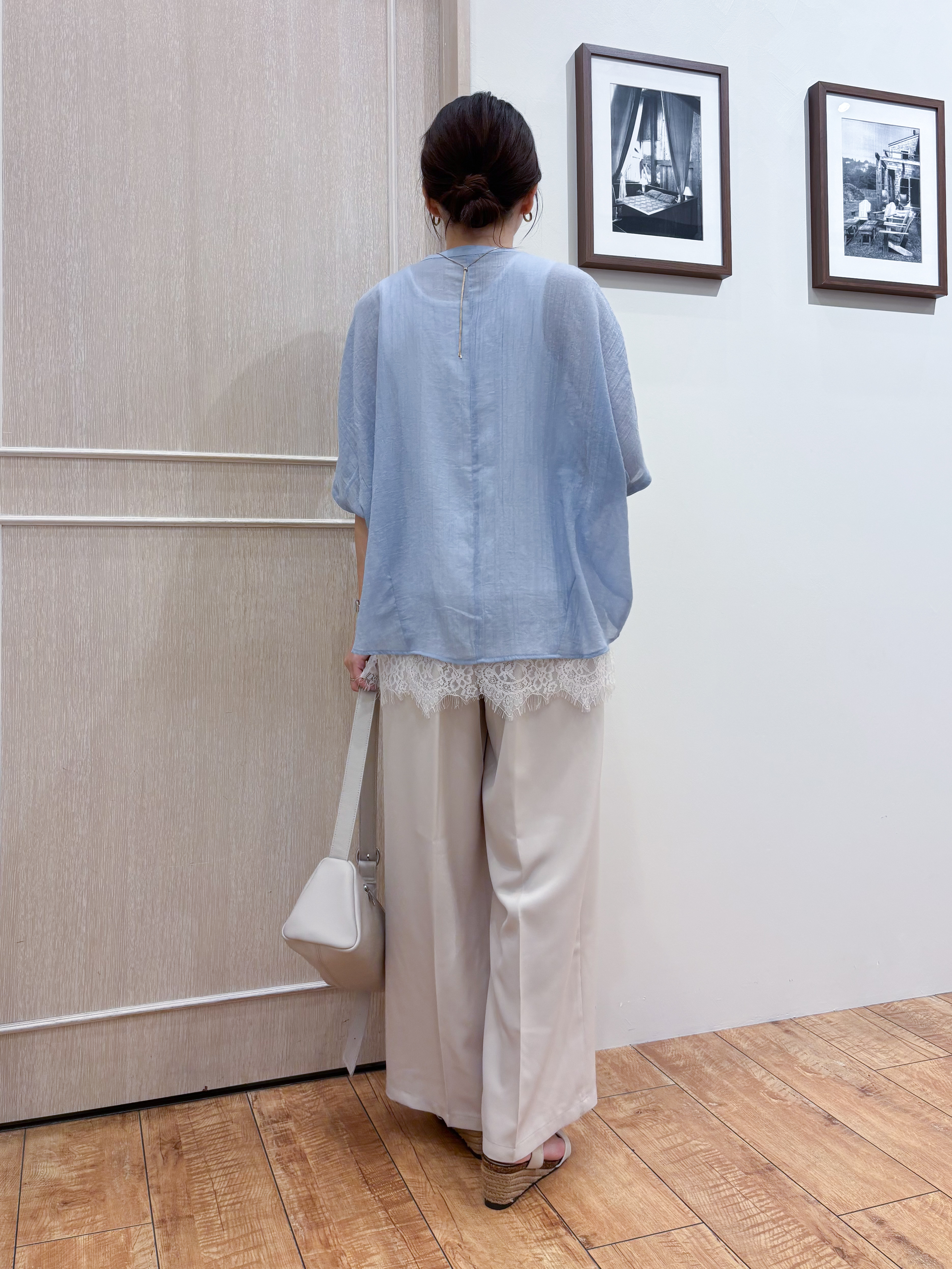 なみさんの「SHOO･LA･RUE｜【洗濯機可/選べる6色】程よいシアー感が涼し気 ゆったりワッシャードルマンブラウス」を使ったコーディネート