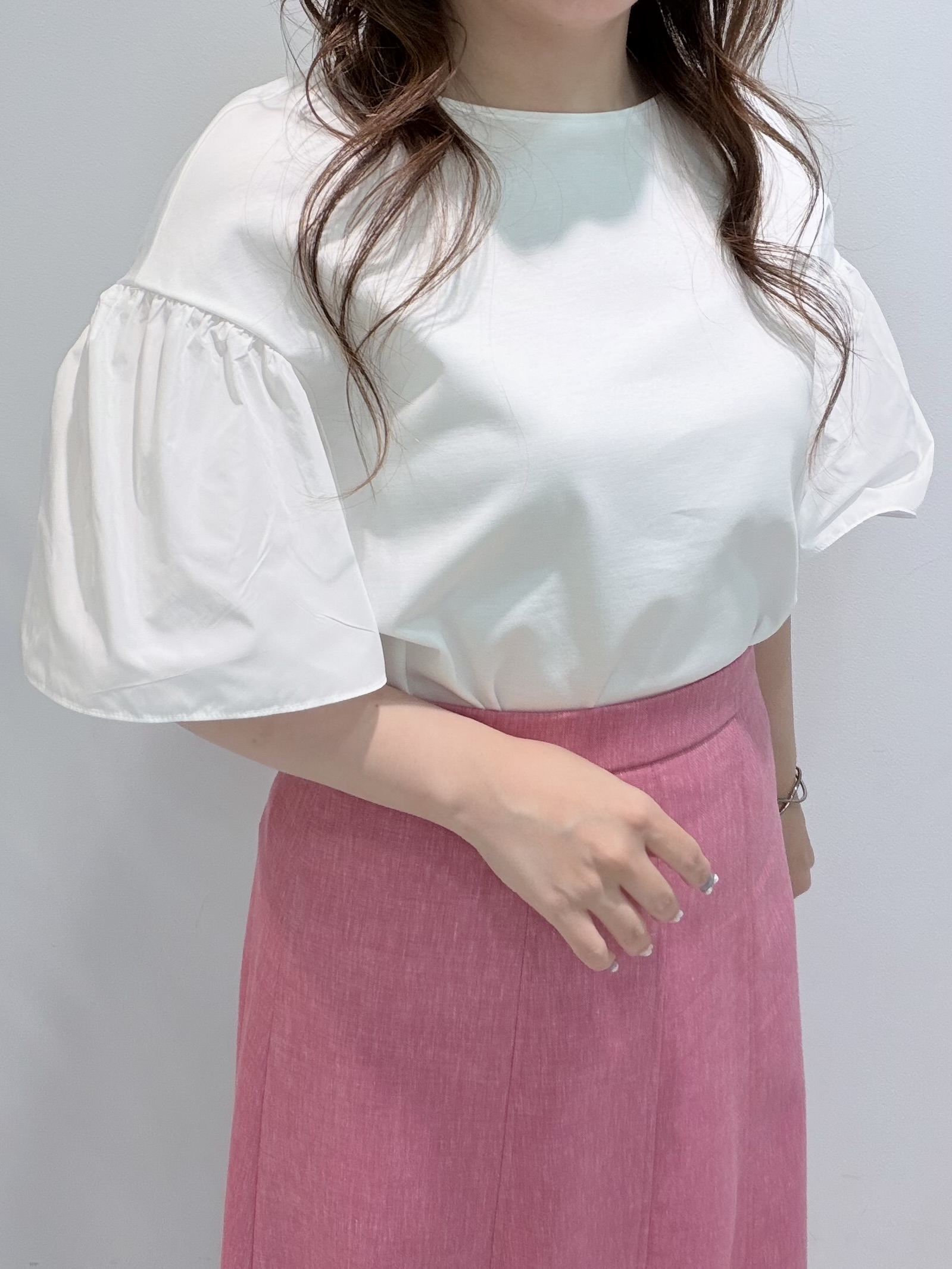 Hitomiさんの「COUP DE CHANCE｜【手洗い可／日本製】ギャザーフレアスリーブ　プルオーバー」を使ったコーディネート