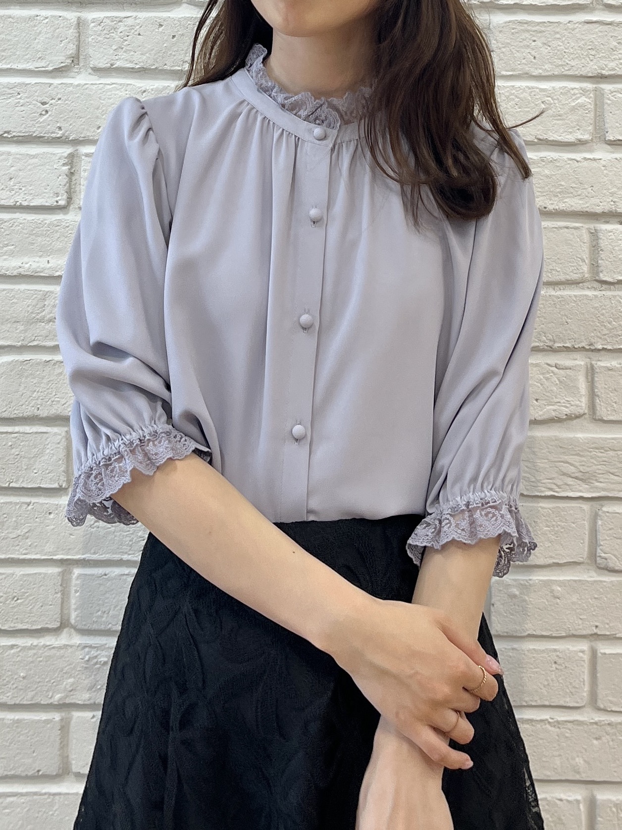 はばさんの「Couture brooch｜大人上品なエンブロレース 5分袖ブラウス【前後2WAY・洗濯機可】」を使ったコーディネート