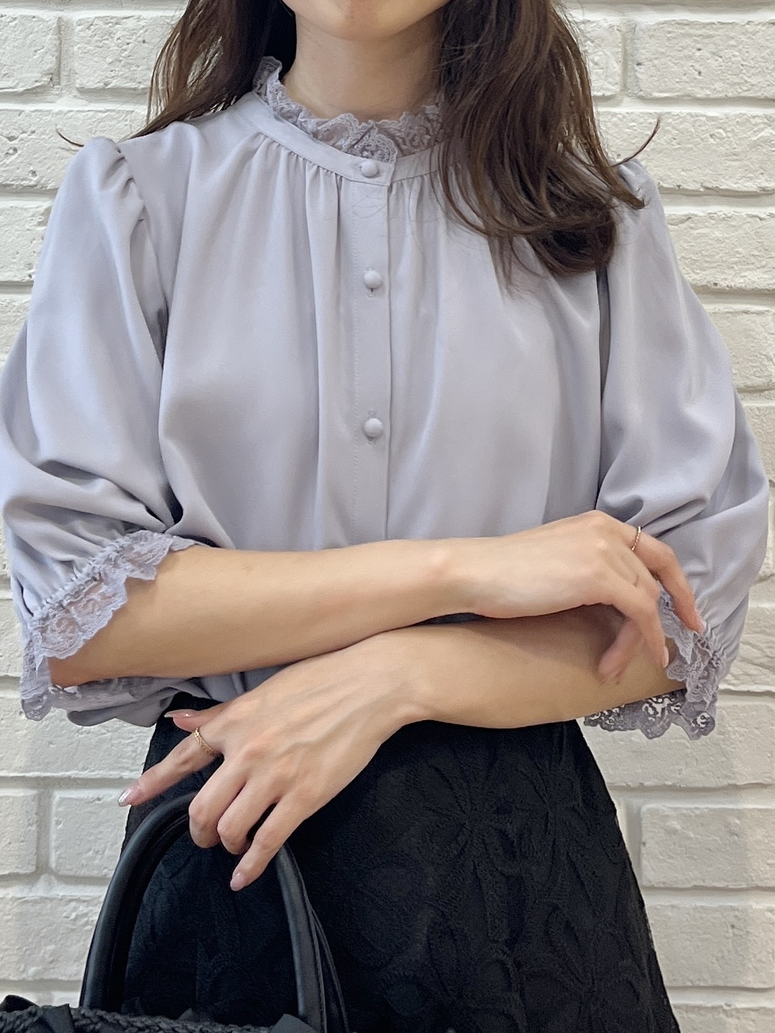 はばさんの「Couture brooch｜大人上品なエンブロレース 5分袖ブラウス【前後2WAY・洗濯機可】」を使ったコーディネート