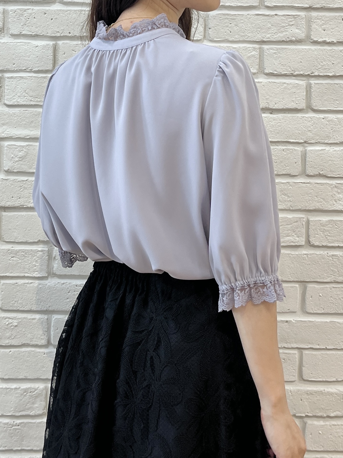 はばさんの「Couture brooch｜大人上品なエンブロレース 5分袖ブラウス【前後2WAY・洗濯機可】」を使ったコーディネート