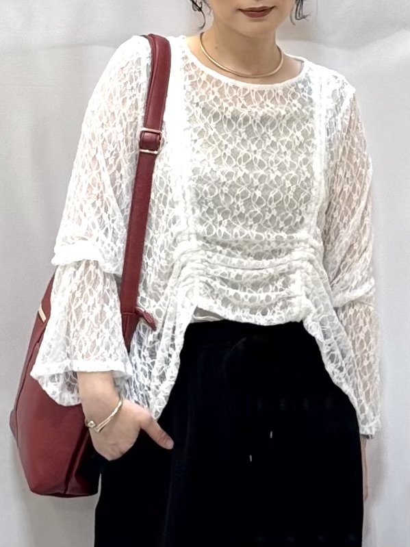 𝐇𝐢𝐫𝐨𝐦𝐢さんの「SHOO･LA･RUE｜レイヤードスタイルに活躍する レースシャーリングトップス」を使ったコーディネート
