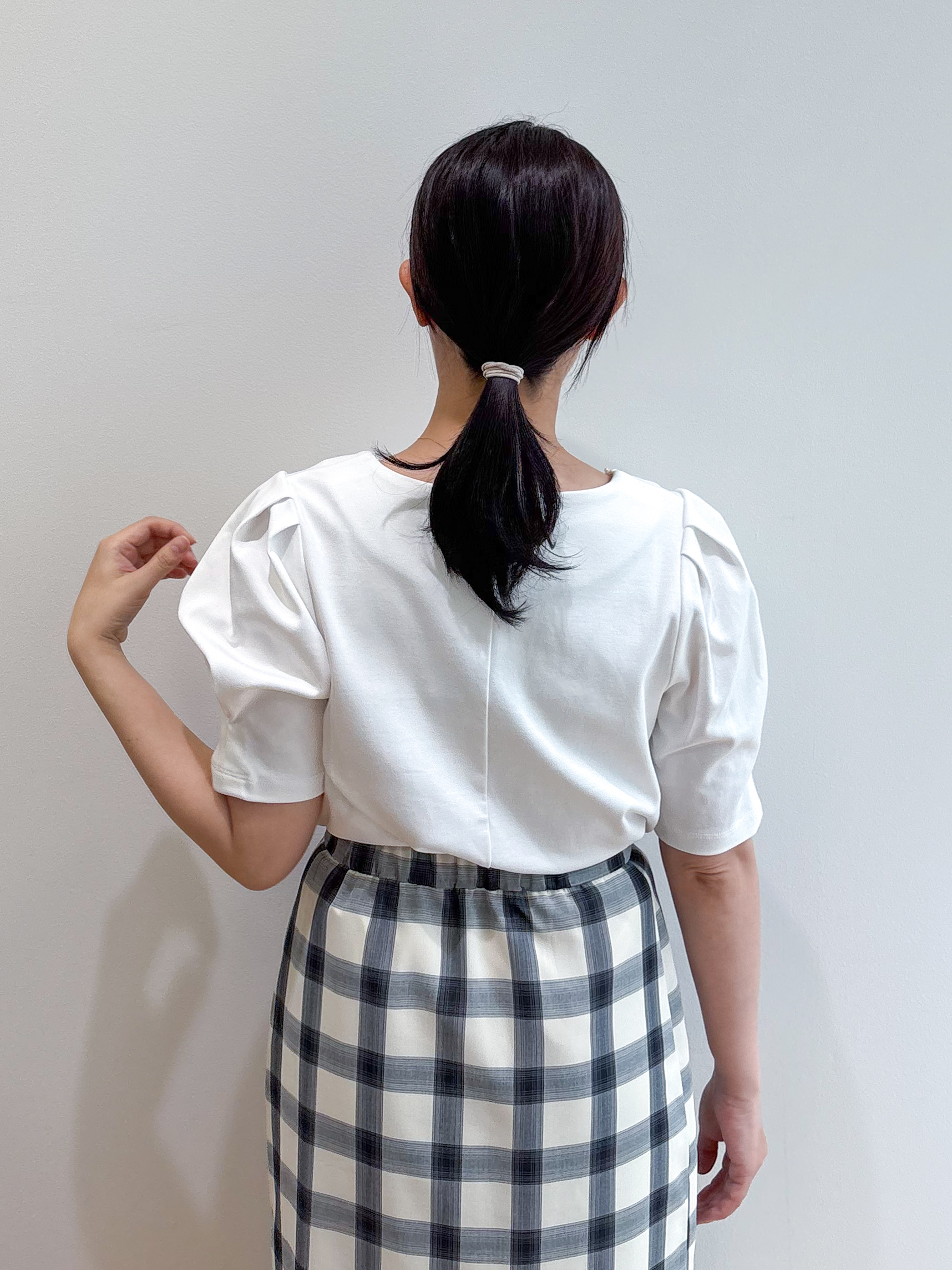 そねなおさんの「index｜【接触冷感／UVケア】パール調ネックタックスリーブトップス《洗濯機OK／6col》」を使ったコーディネート