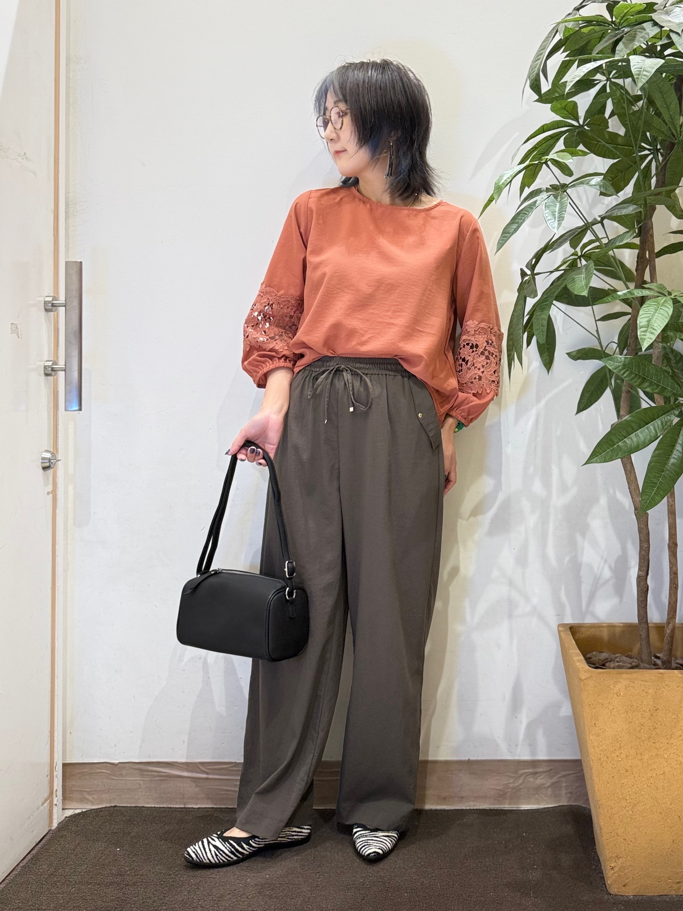 misakiさんの「SHOO･LA･RUE｜【洗濯後しわになりにくい】モチーフレース切り替え袖デザインブラウス」を使ったコーディネート
