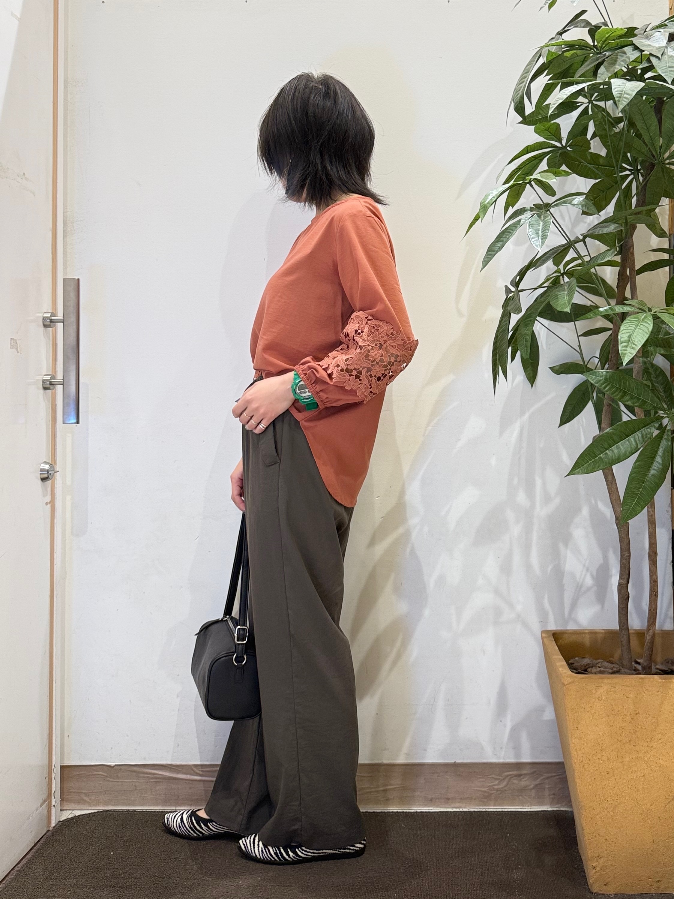 misakiさんの「SHOO･LA･RUE｜【洗濯後しわになりにくい】モチーフレース切り替え袖デザインブラウス」を使ったコーディネート
