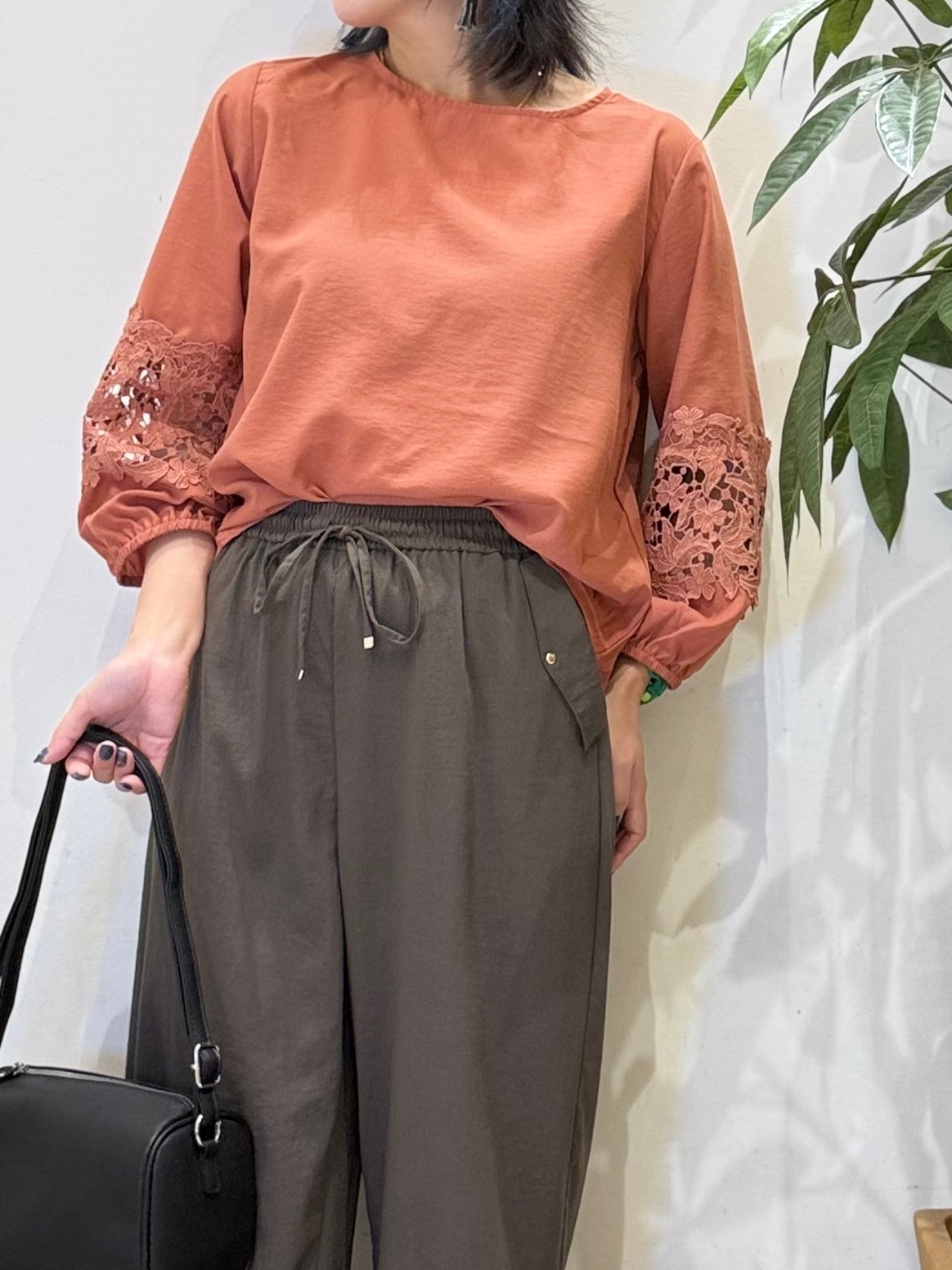 misakiさんの「SHOO･LA･RUE｜【洗濯後しわになりにくい】モチーフレース切り替え袖デザインブラウス」を使ったコーディネート