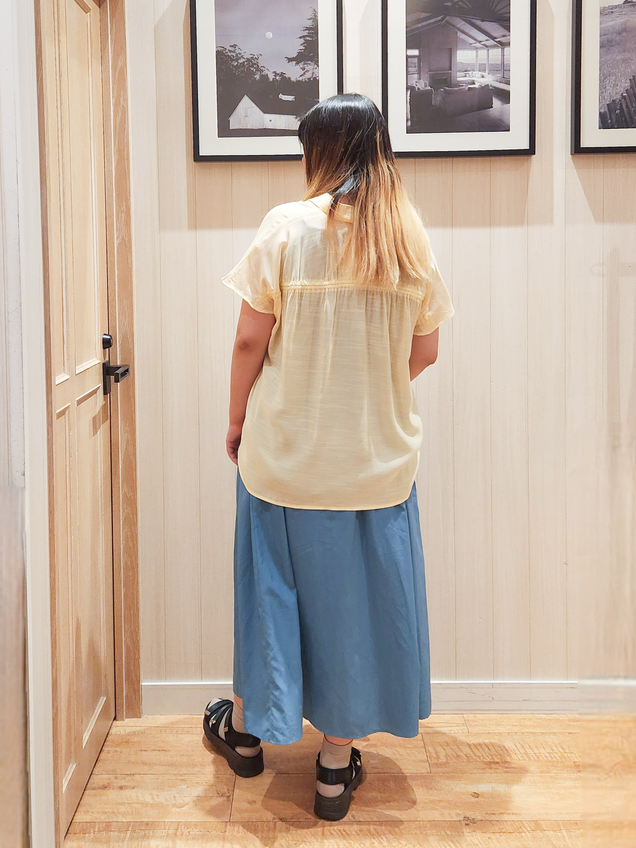 れーやんさんの「SHOO･LA･RUE｜【ひんやり/UV】ほんのりシアーで上品な バックギャザーブラウス」を使ったコーディネート
