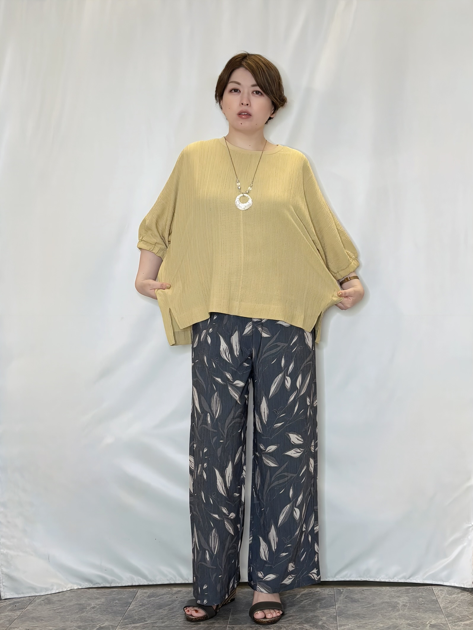 たみさんの「SHOO･LA･RUE｜【インせず着られる/洗濯後しわになりにくい】シボシボドルマンブラウス」を使ったコーディネート