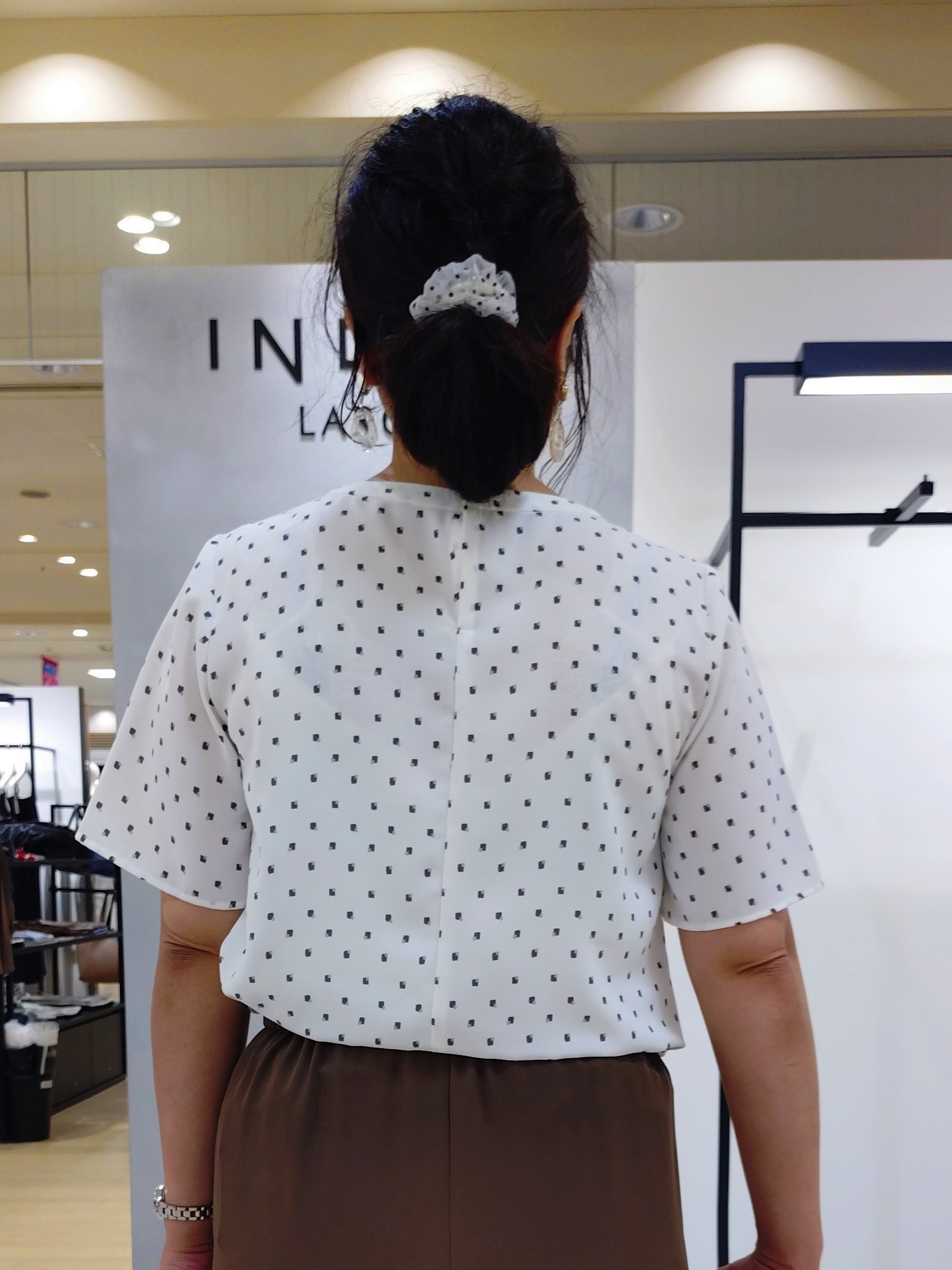 TOMOMIさんの「INDIVI｜【接触冷感／UVケア】ボウタイ風 幾何学柄ブラウス」を使ったコーディネート