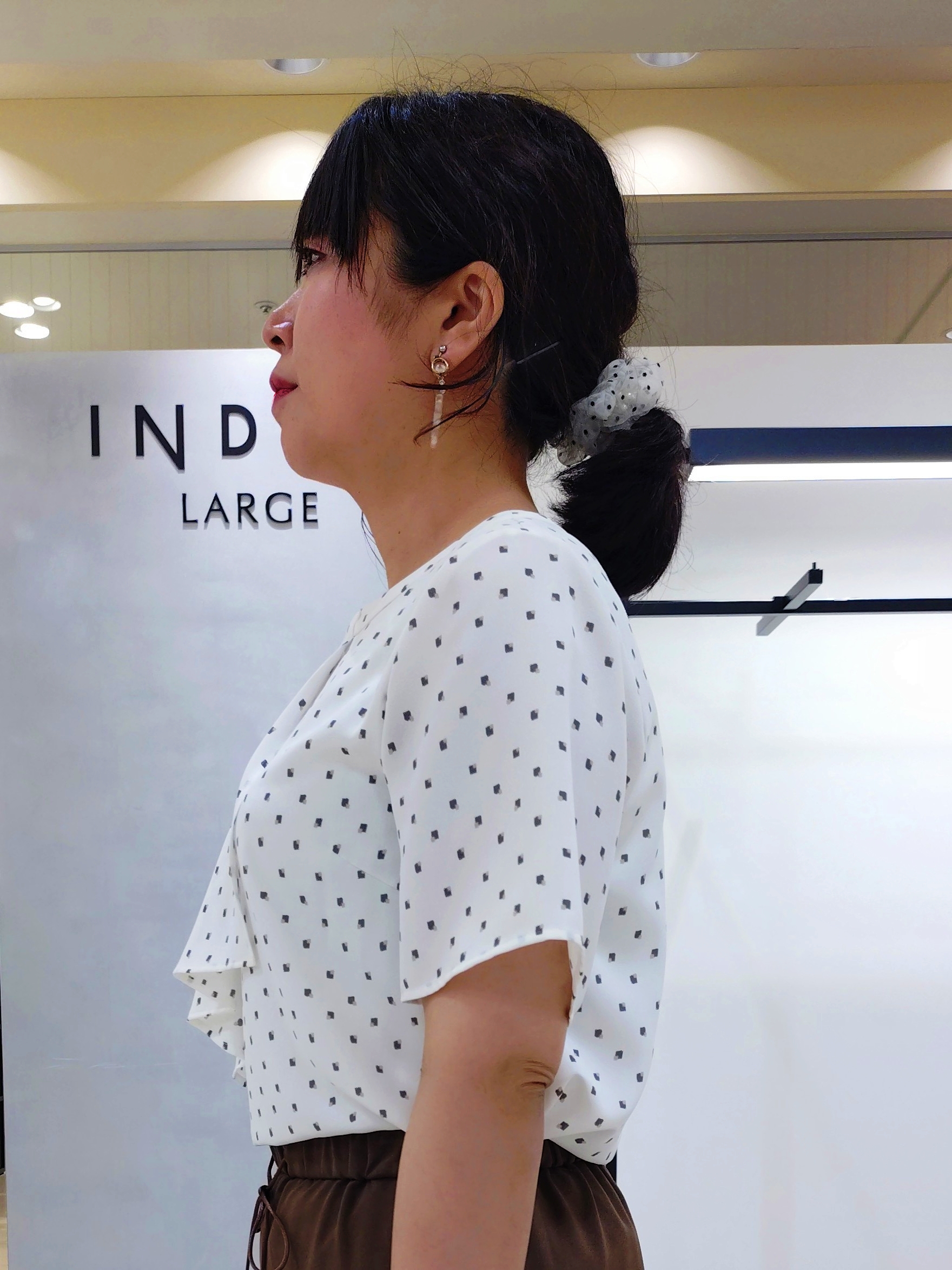 TOMOMIさんの「INDIVI｜【接触冷感／UVケア】ボウタイ風 幾何学柄ブラウス」を使ったコーディネート