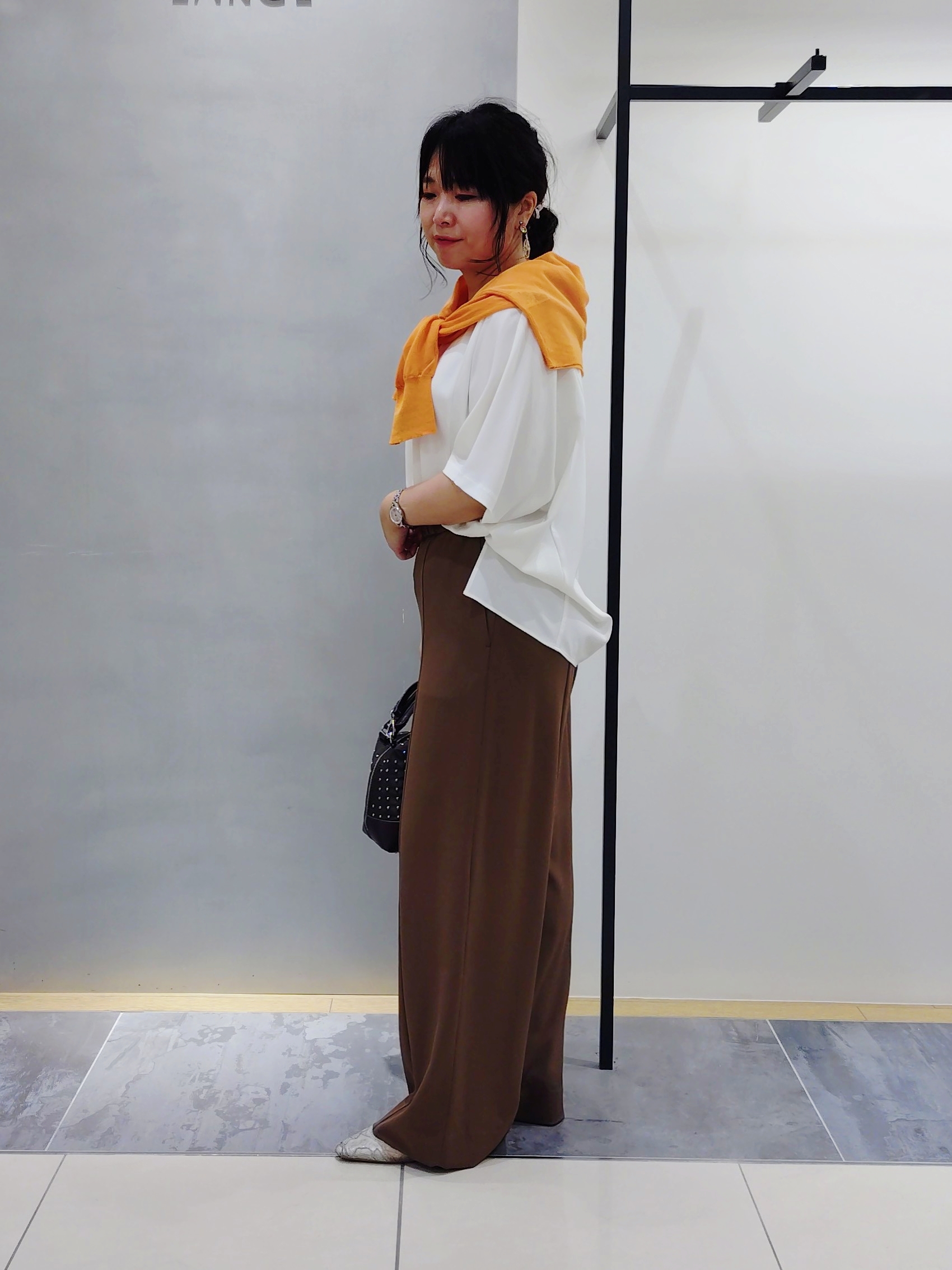 TOMOMIさんの「INDIVI｜【楽ちん出し入れ】ミニスタッズ 2WAYハンドバッグ」を使ったコーディネート