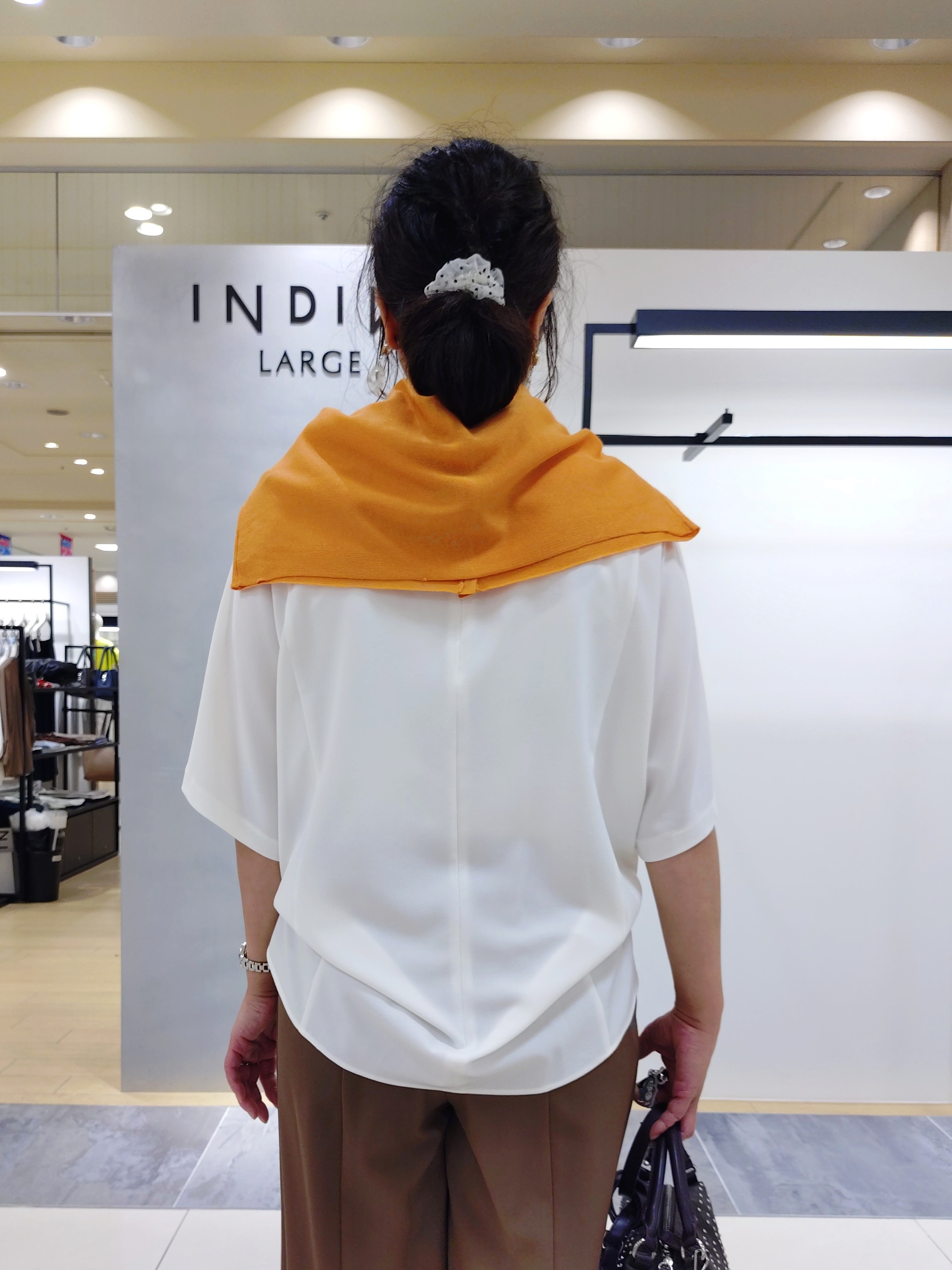 TOMOMIさんの「INDIVI｜【楽ちん出し入れ】ミニスタッズ 2WAYハンドバッグ」を使ったコーディネート