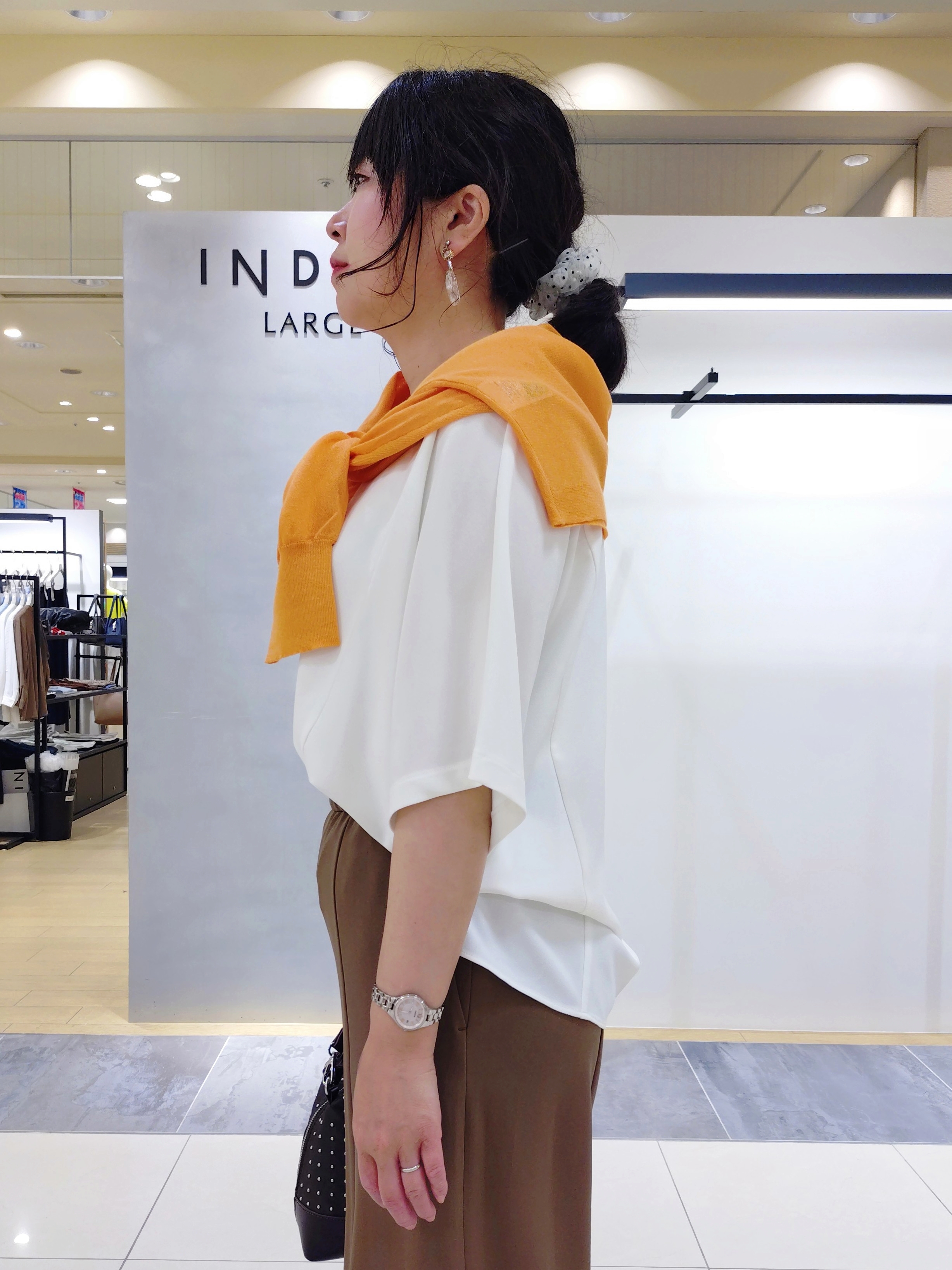 TOMOMIさんの「INDIVI｜【楽ちん出し入れ】ミニスタッズ 2WAYハンドバッグ」を使ったコーディネート