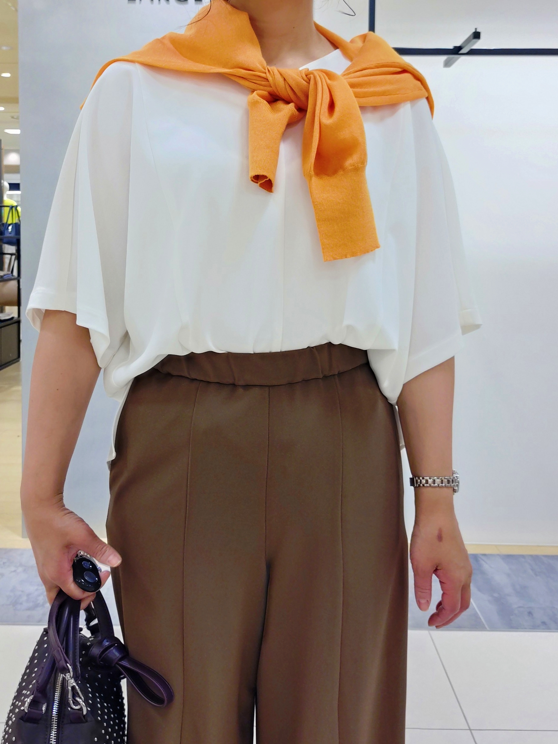 TOMOMIさんの「INDIVI｜【楽ちん出し入れ】ミニスタッズ 2WAYハンドバッグ」を使ったコーディネート
