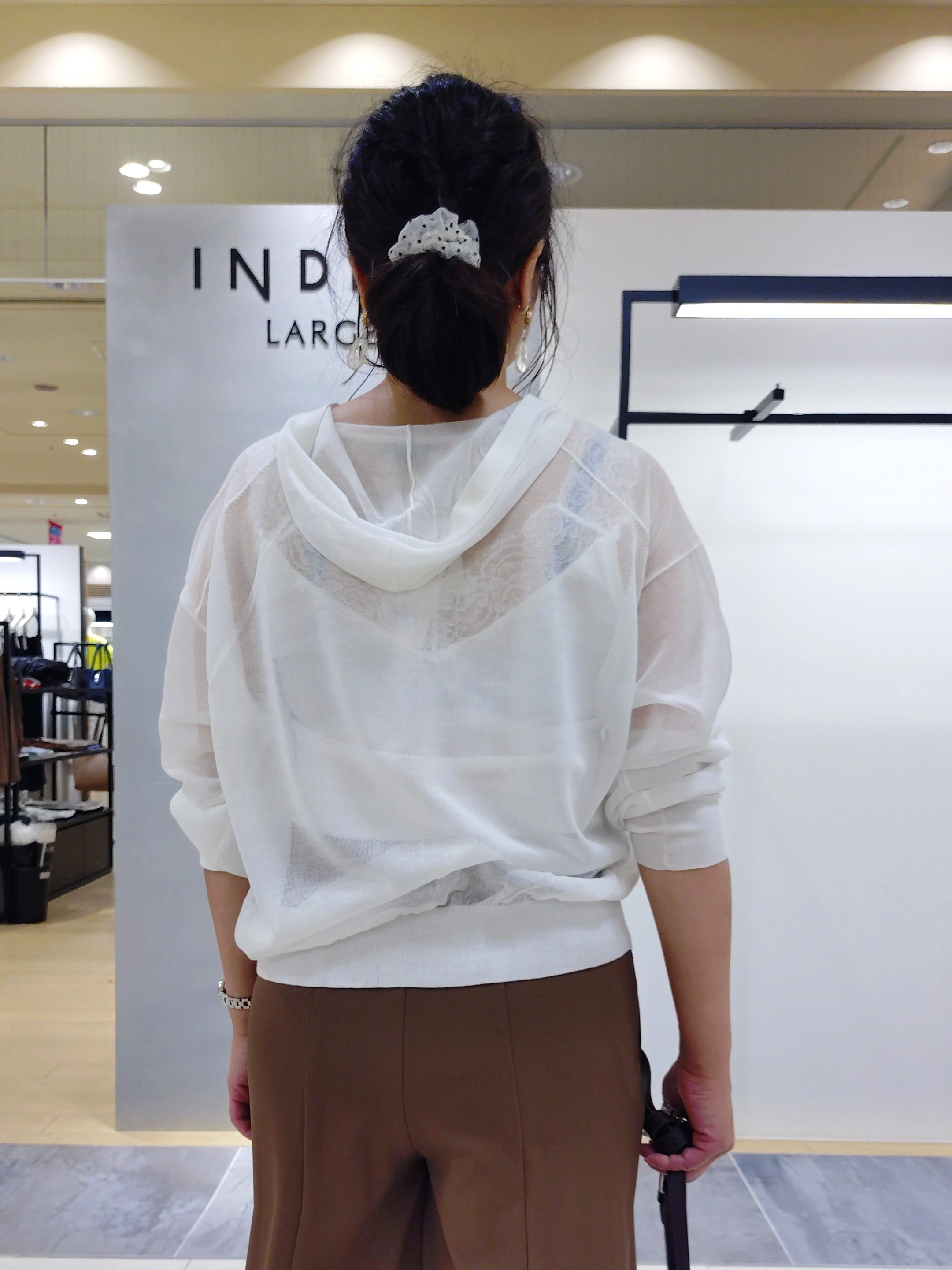 TOMOMIさんの「INDIVI｜【楽ちん出し入れ】ミニスタッズ 2WAYハンドバッグ」を使ったコーディネート