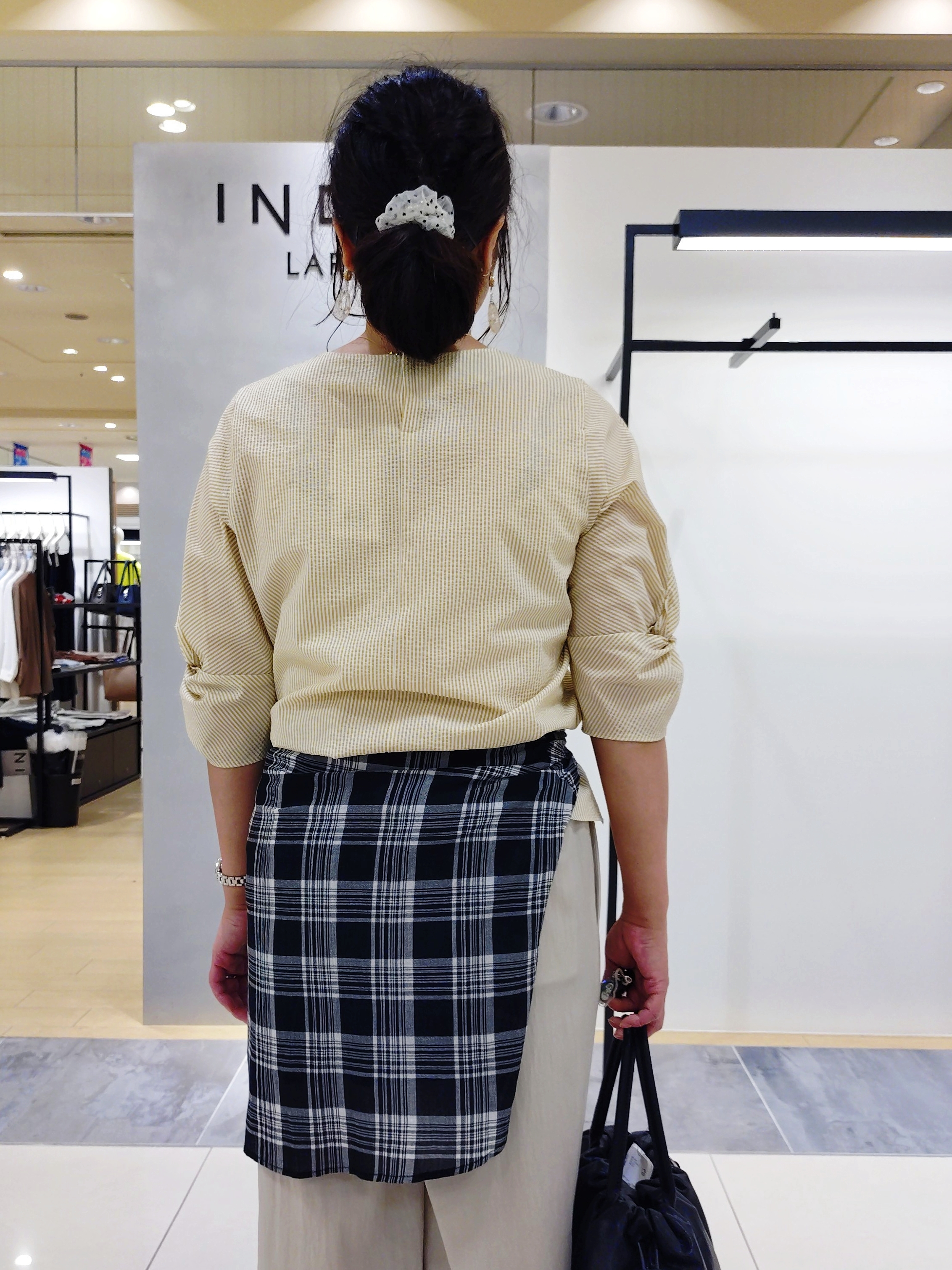 TOMOMIさんの「INDIVI｜【コットン100％／透け感／2WAY】袖アレンジ チェックシャツ」を使ったコーディネート