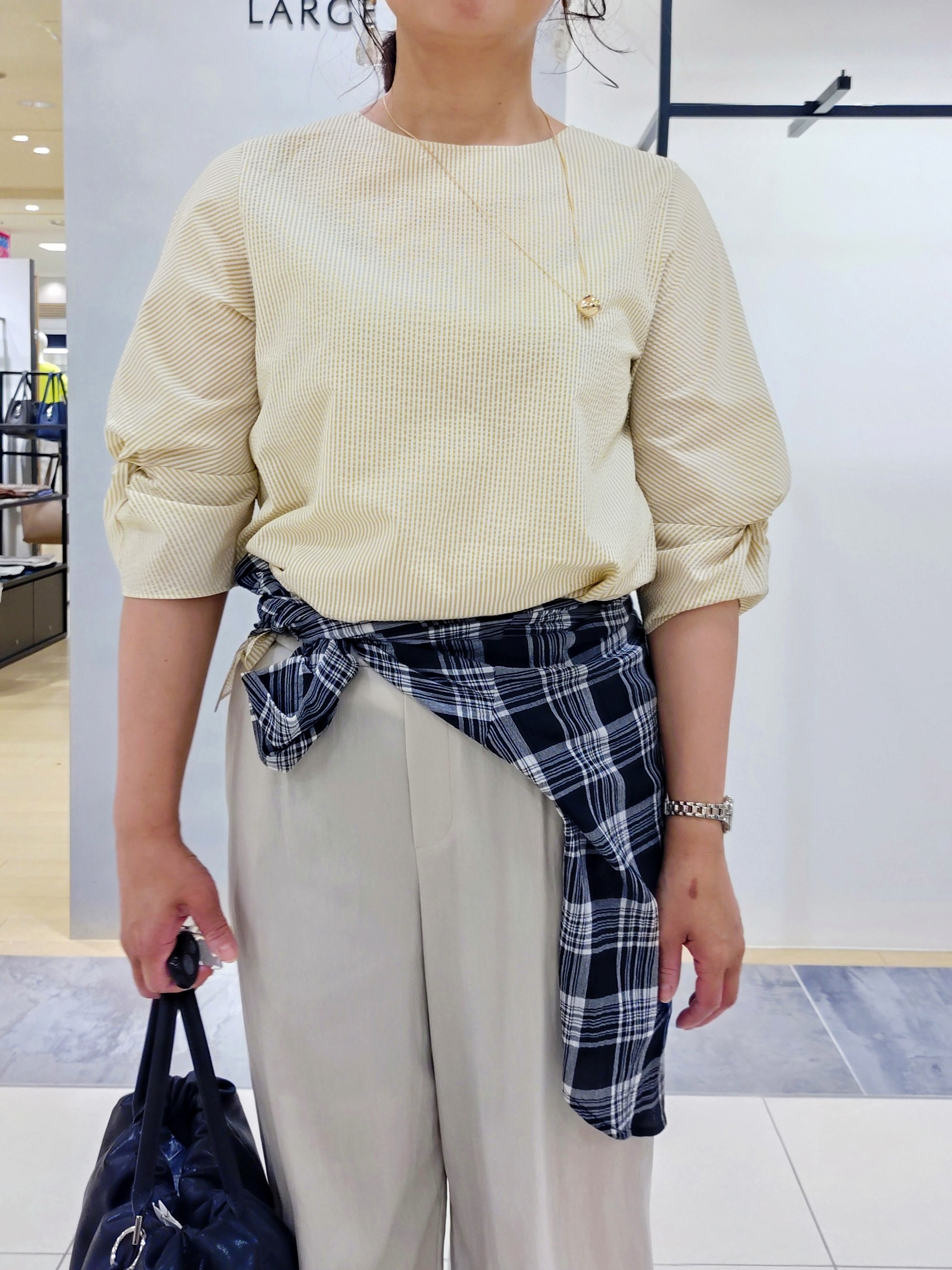 TOMOMIさんの「INDIVI｜【コットン100％／透け感／2WAY】袖アレンジ チェックシャツ」を使ったコーディネート