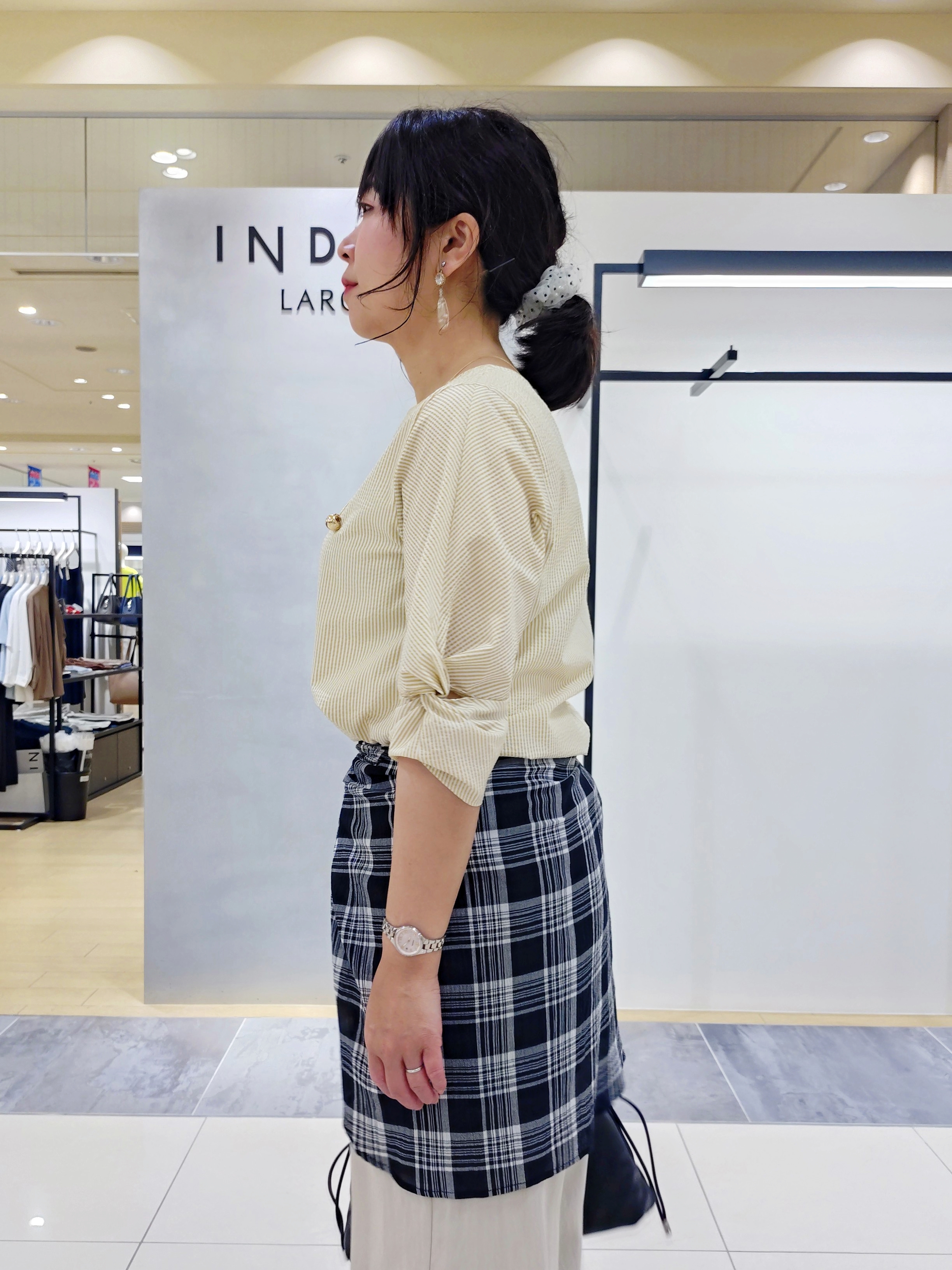 TOMOMIさんの「INDIVI｜【コットン100％／透け感／2WAY】袖アレンジ チェックシャツ」を使ったコーディネート