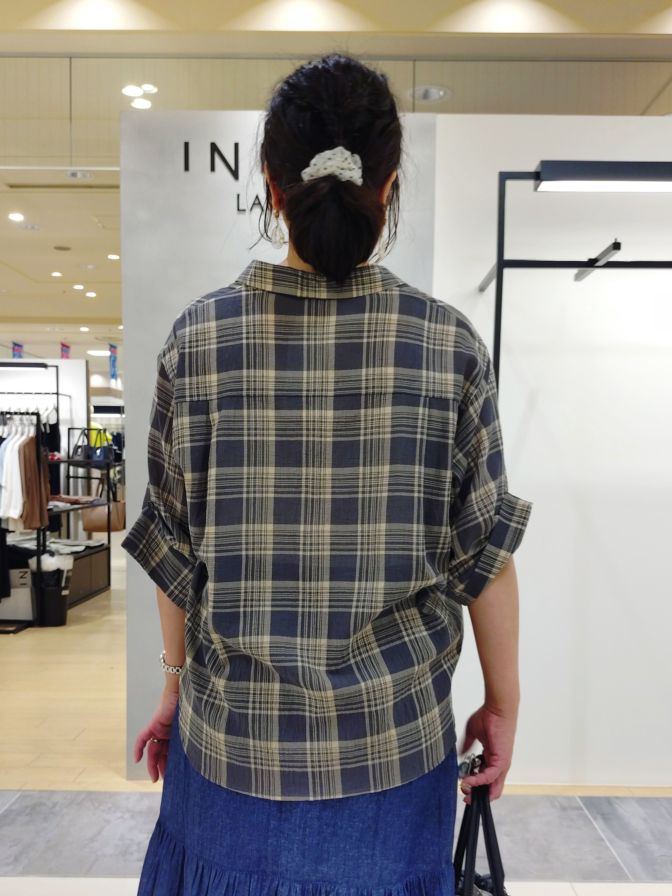 TOMOMIさんの「INDIVI｜【洗える／きれいめ】デニム風シアーティアードスカート」を使ったコーディネート