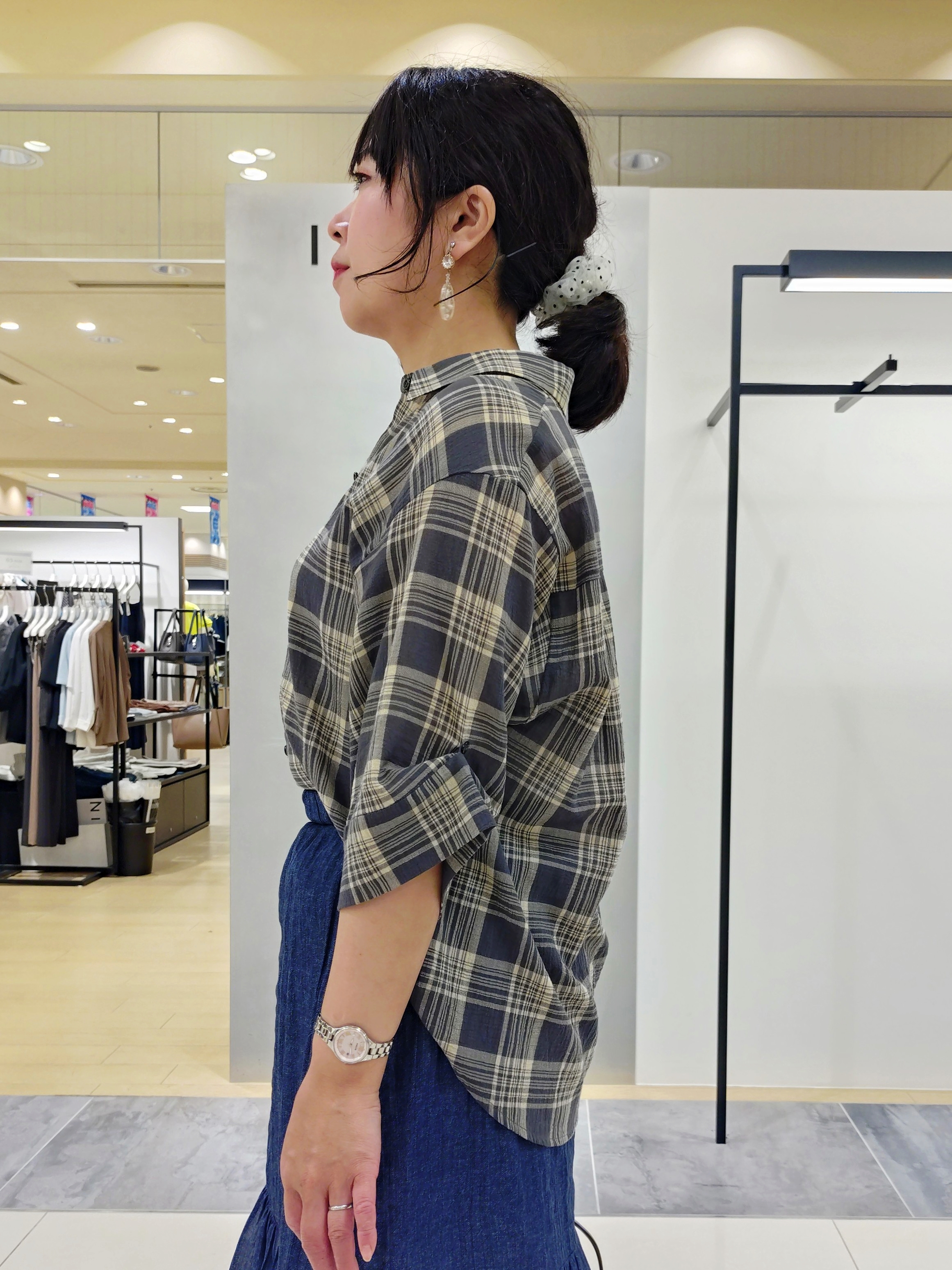 TOMOMIさんの「INDIVI｜【洗える／きれいめ】デニム風シアーティアードスカート」を使ったコーディネート