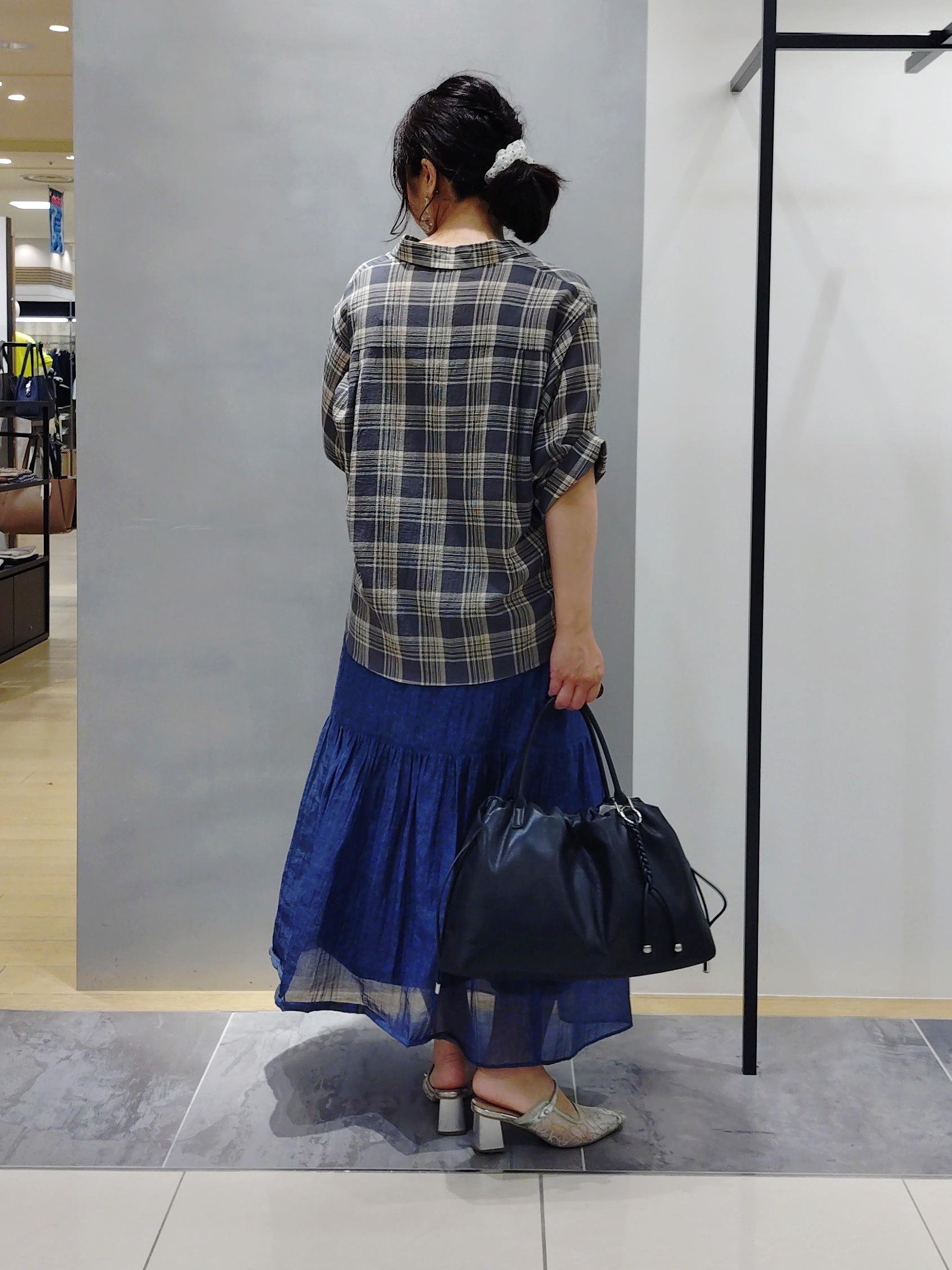 TOMOMIさんの「INDIVI｜【洗える／きれいめ】デニム風シアーティアードスカート」を使ったコーディネート
