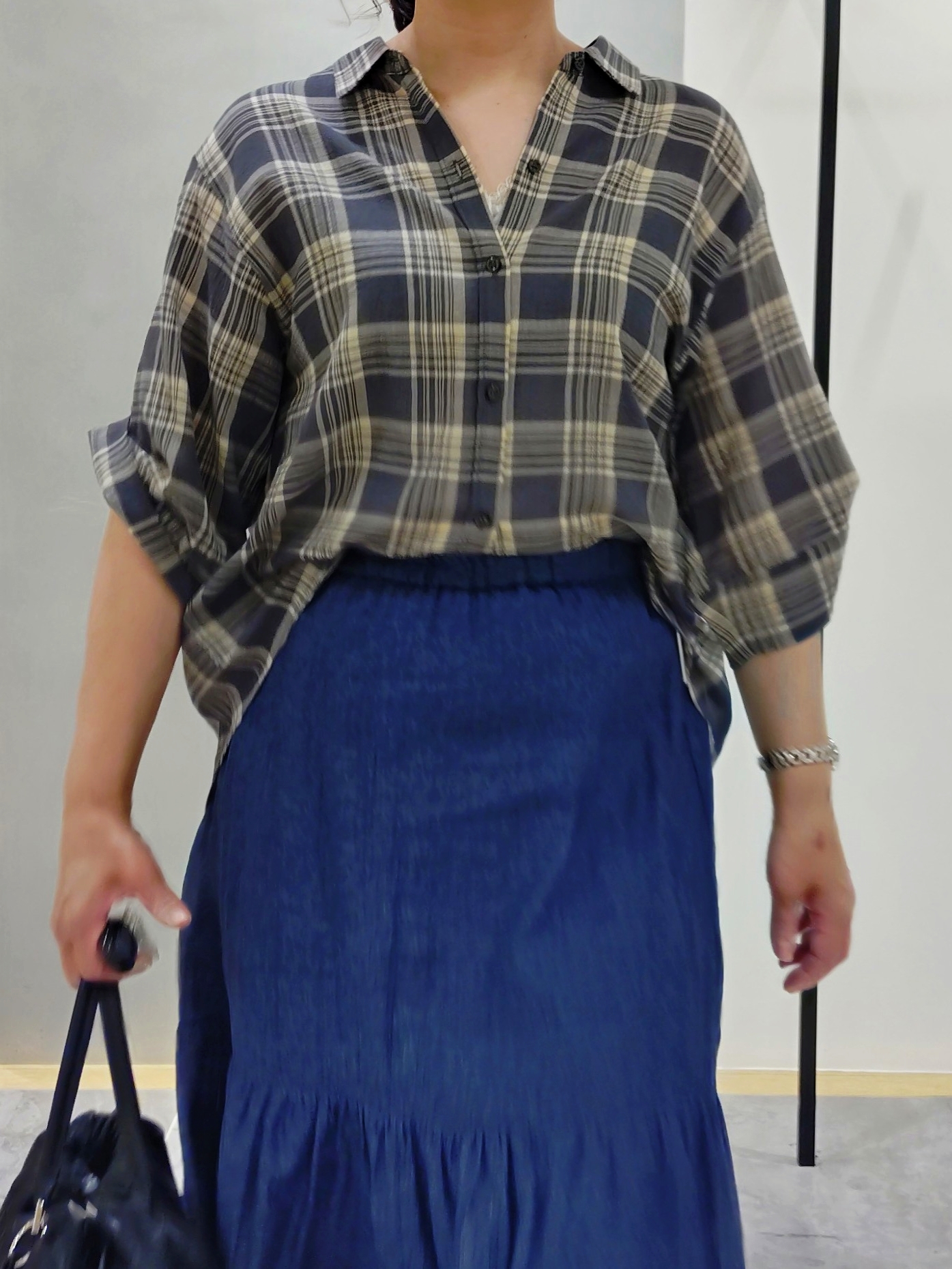 TOMOMIさんの「INDIVI｜【洗える／きれいめ】デニム風シアーティアードスカート」を使ったコーディネート