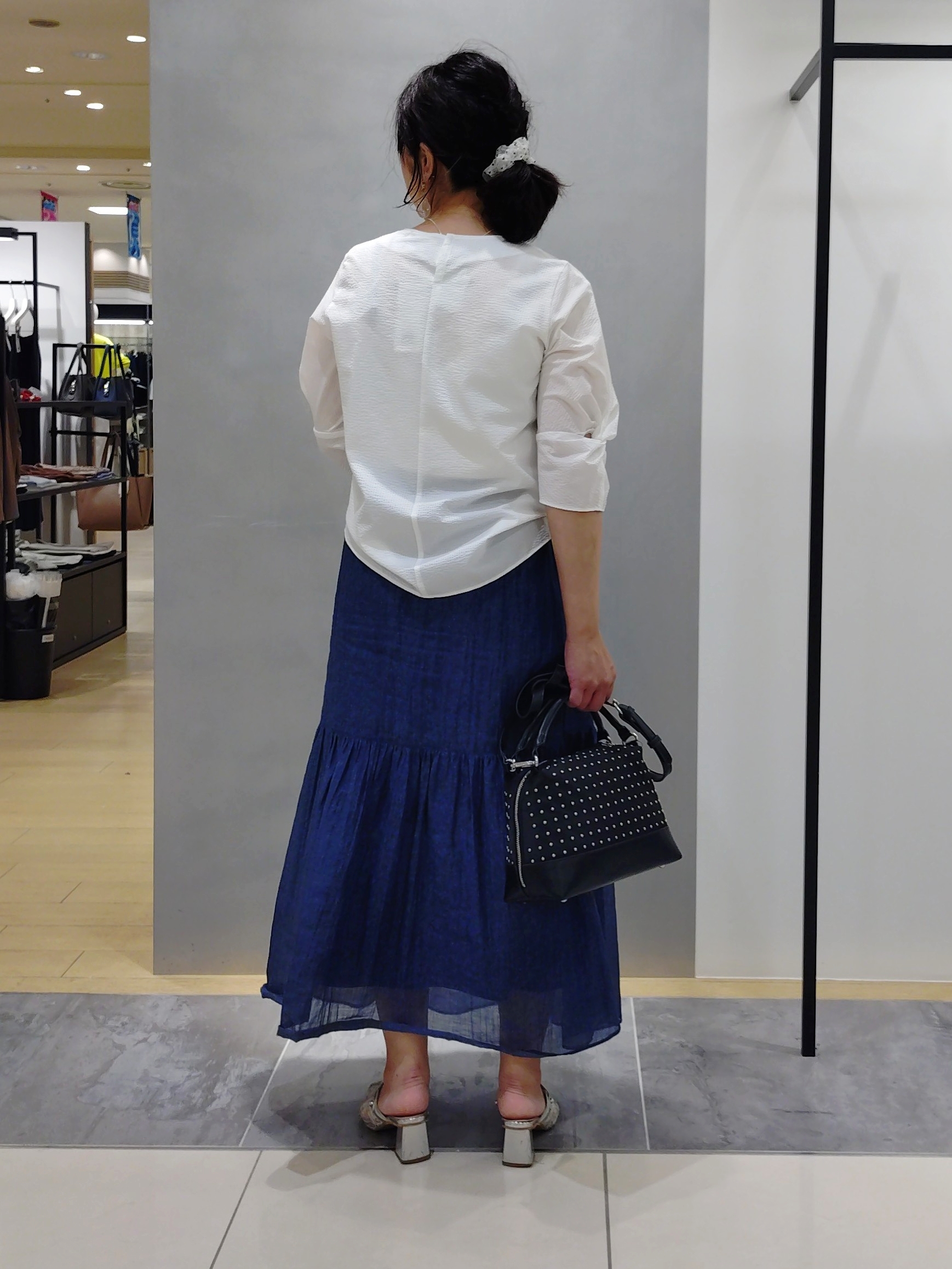 TOMOMIさんの「INDIVI｜【撥水／UVケア】ねじり袖サッカートップス」を使ったコーディネート