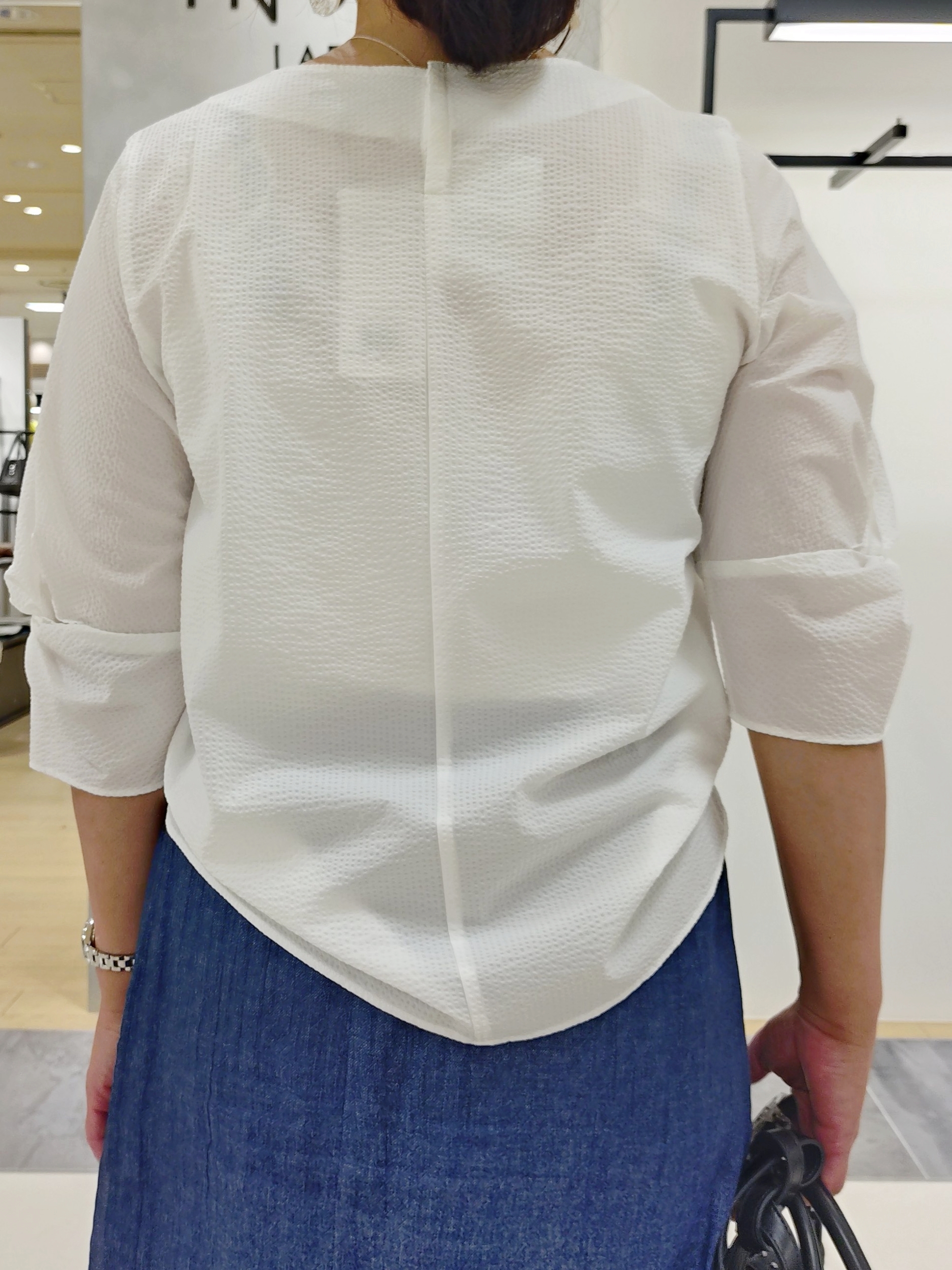 TOMOMIさんの「INDIVI｜【撥水／UVケア】ねじり袖サッカートップス」を使ったコーディネート