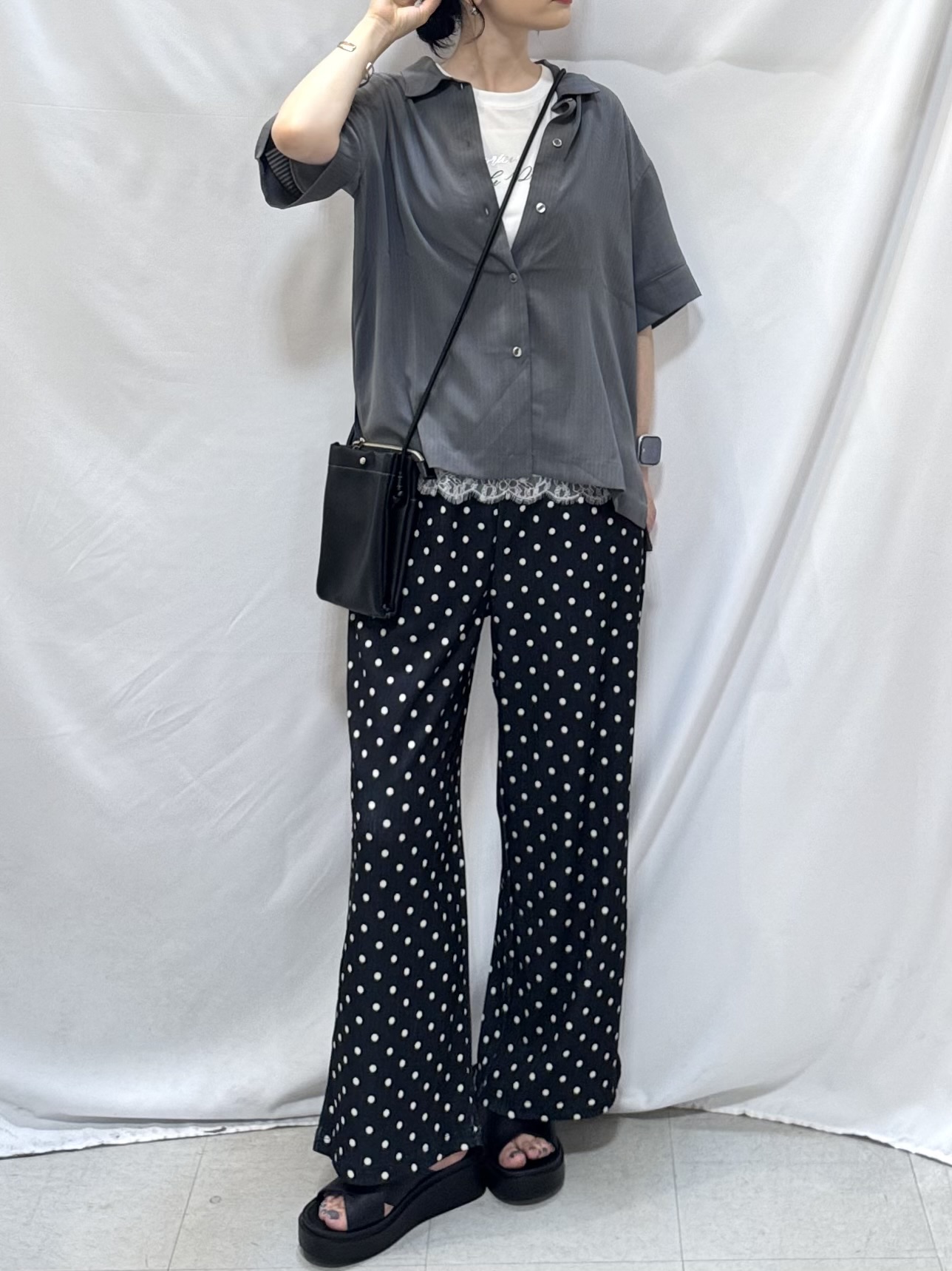 𝐇𝐢𝐫𝐨𝐦𝐢さんの「SHOO･LA･RUE｜【さらり快適/ひんやり/S-LL】洗濯後しわになりにくい とろみストライプシャツ」を使ったコーディネート
