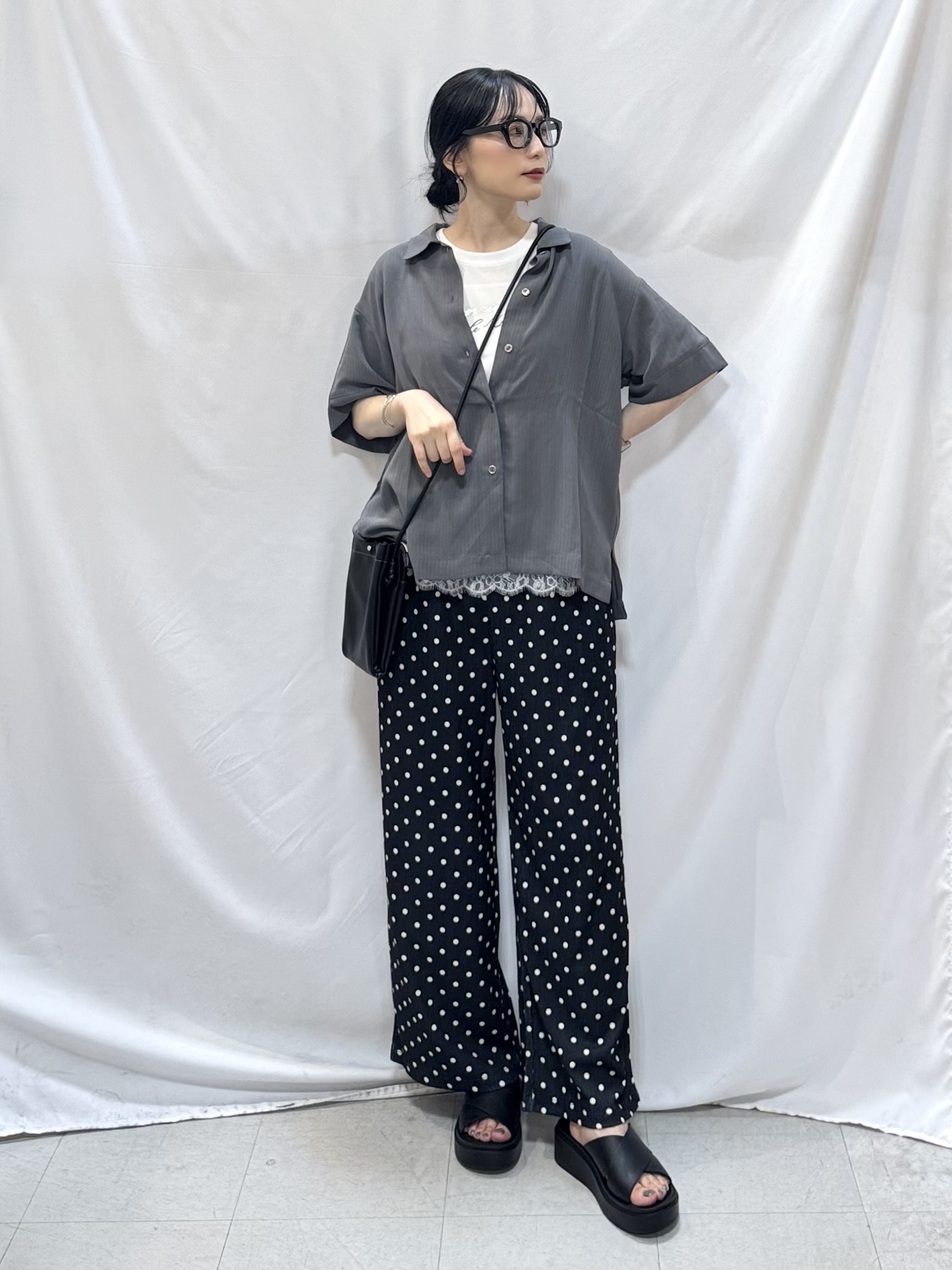 𝐇𝐢𝐫𝐨𝐦𝐢さんの「SHOO･LA･RUE｜【さらり快適/ひんやり/S-LL】洗濯後しわになりにくい とろみストライプシャツ」を使ったコーディネート