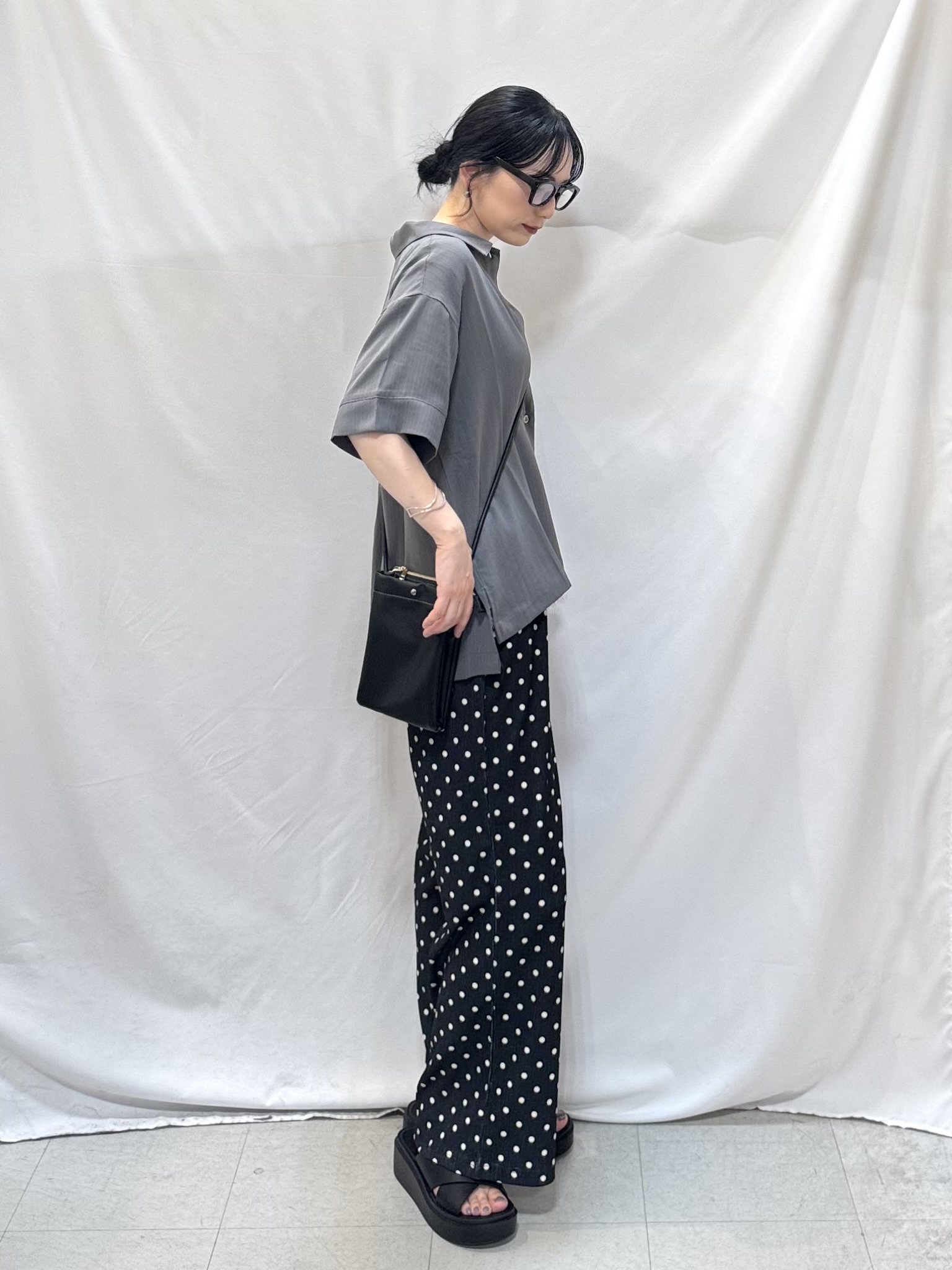𝐇𝐢𝐫𝐨𝐦𝐢さんの「SHOO･LA･RUE｜【さらり快適/ひんやり/S-LL】洗濯後しわになりにくい とろみストライプシャツ」を使ったコーディネート