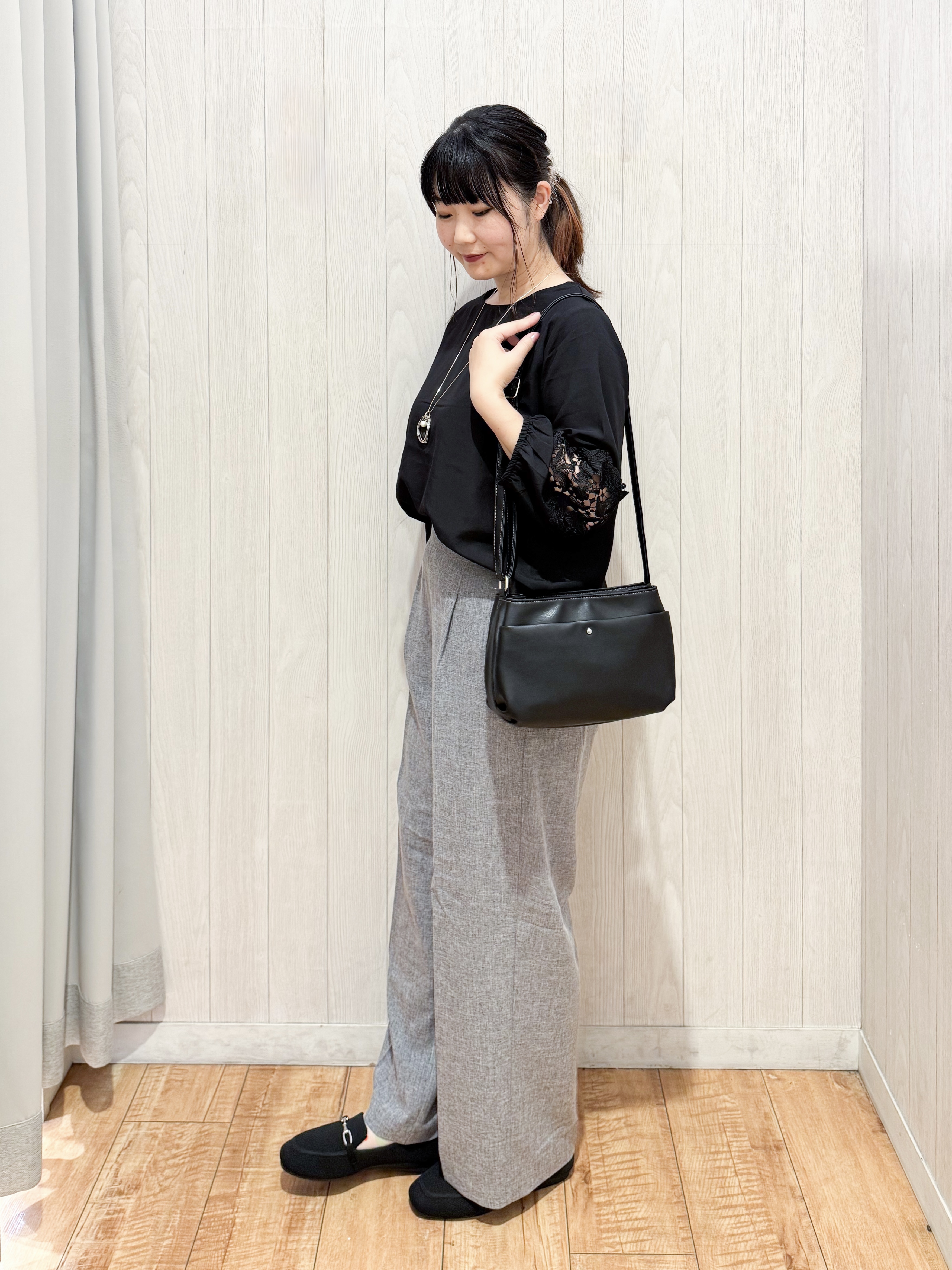 愛さんの「SHOO･LA･RUE｜【洗濯後しわになりにくい】モチーフレース切り替え袖デザインブラウス」を使ったコーディネート