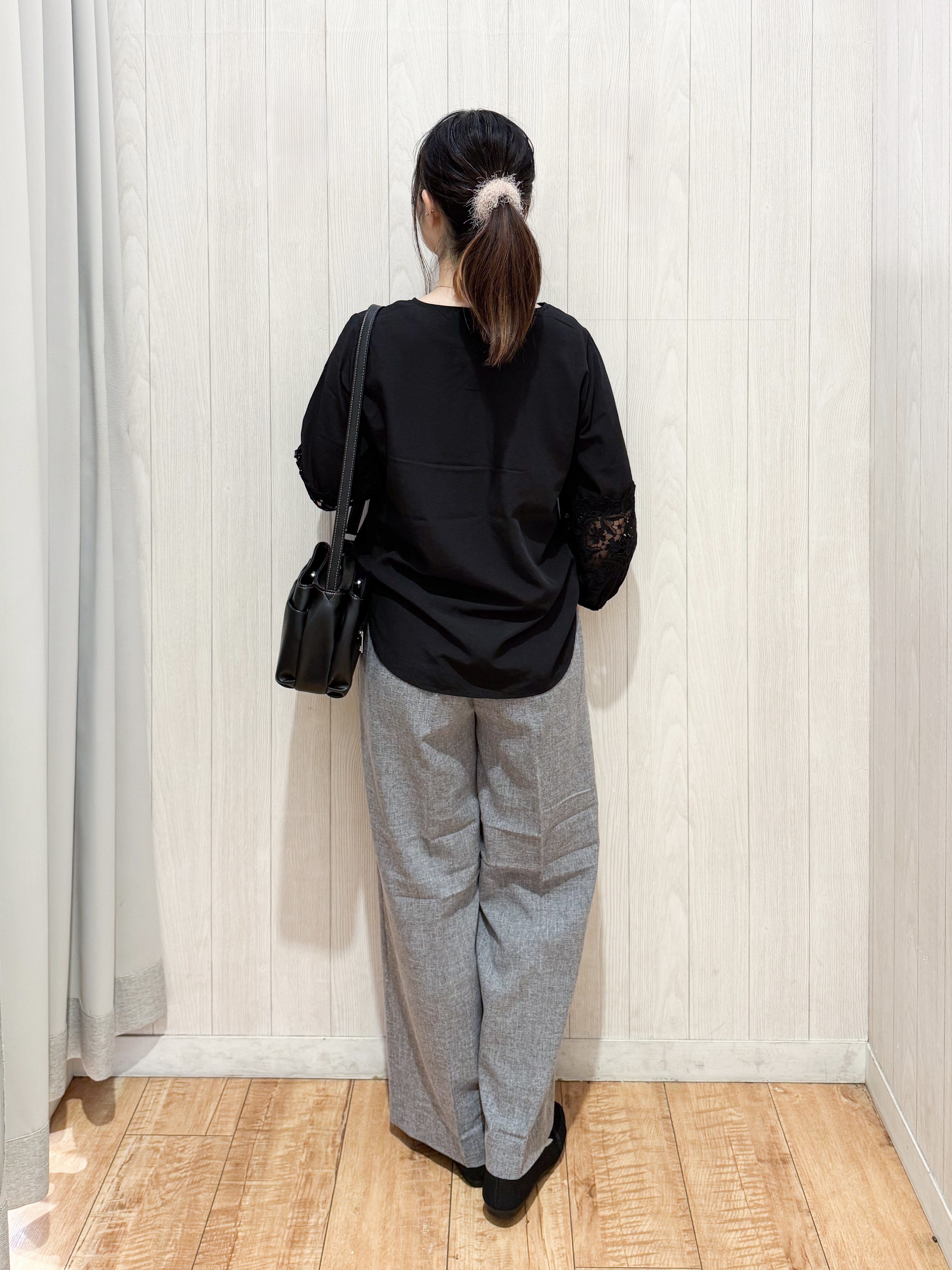 愛さんの「SHOO･LA･RUE｜【洗濯後しわになりにくい】モチーフレース切り替え袖デザインブラウス」を使ったコーディネート