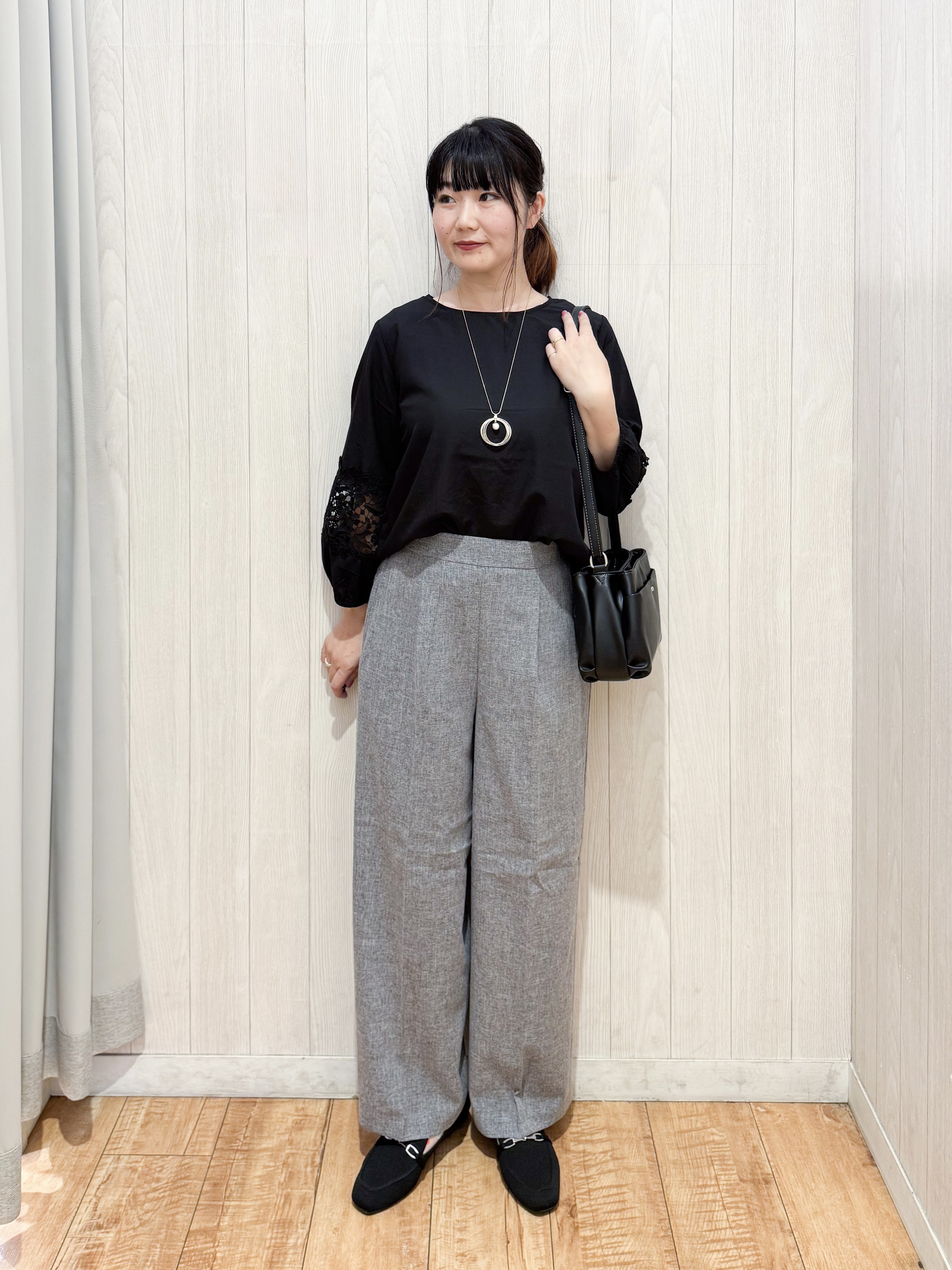 愛さんの「SHOO･LA･RUE｜【洗濯後しわになりにくい】モチーフレース切り替え袖デザインブラウス」を使ったコーディネート