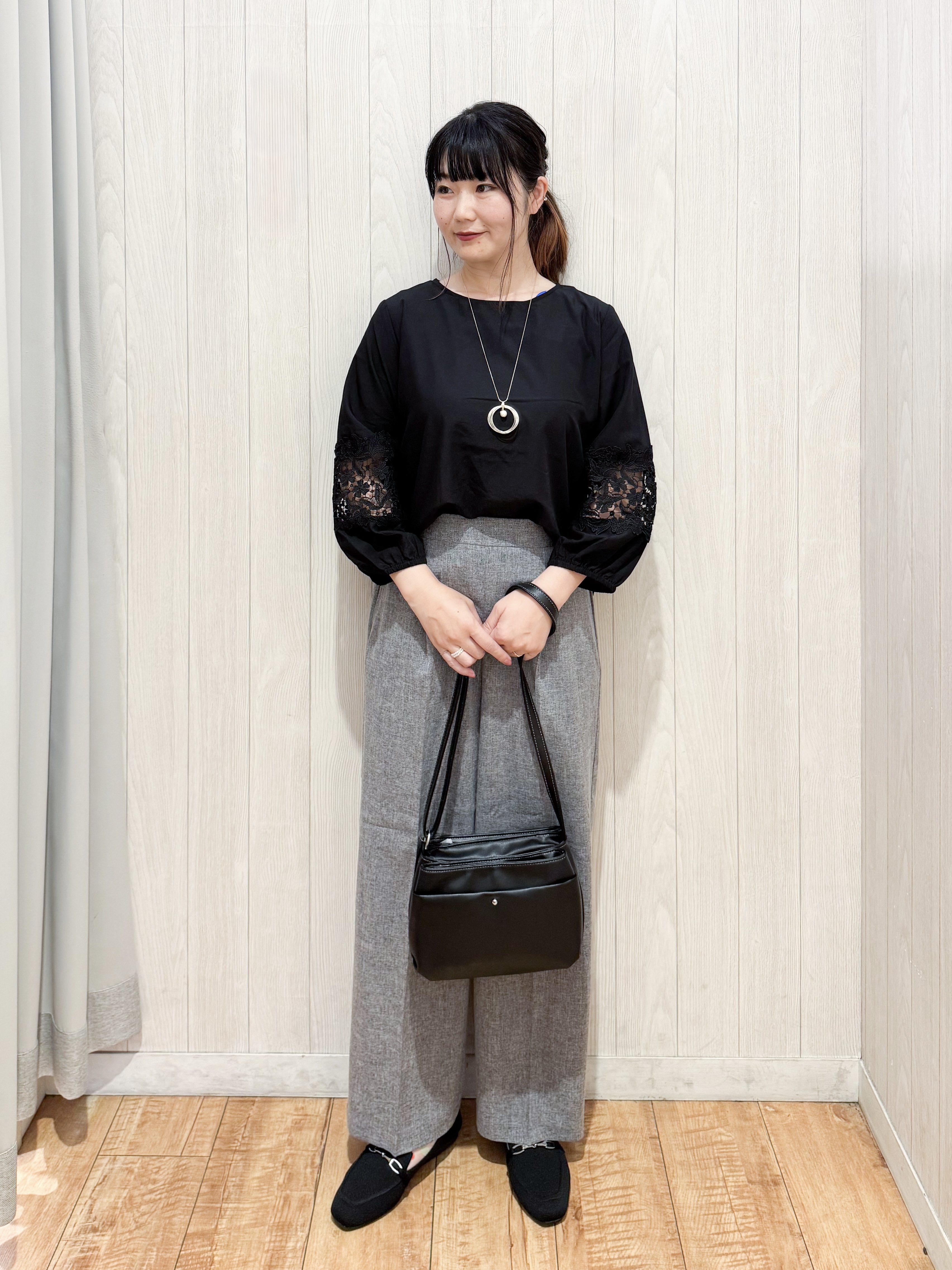 愛さんの「SHOO･LA･RUE｜【洗濯後しわになりにくい】モチーフレース切り替え袖デザインブラウス」を使ったコーディネート