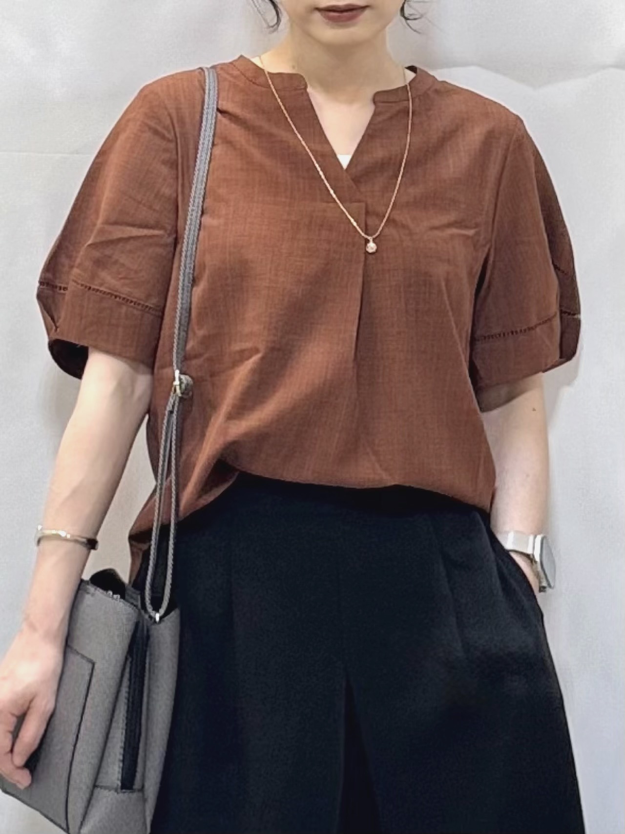 𝐇𝐢𝐫𝐨𝐦𝐢さんの「SHOO･LA･RUE｜【洗濯後しわになりにくい／インせずきまる】麻調ハシゴレーススキッパーブラウス」を使ったコーディネート